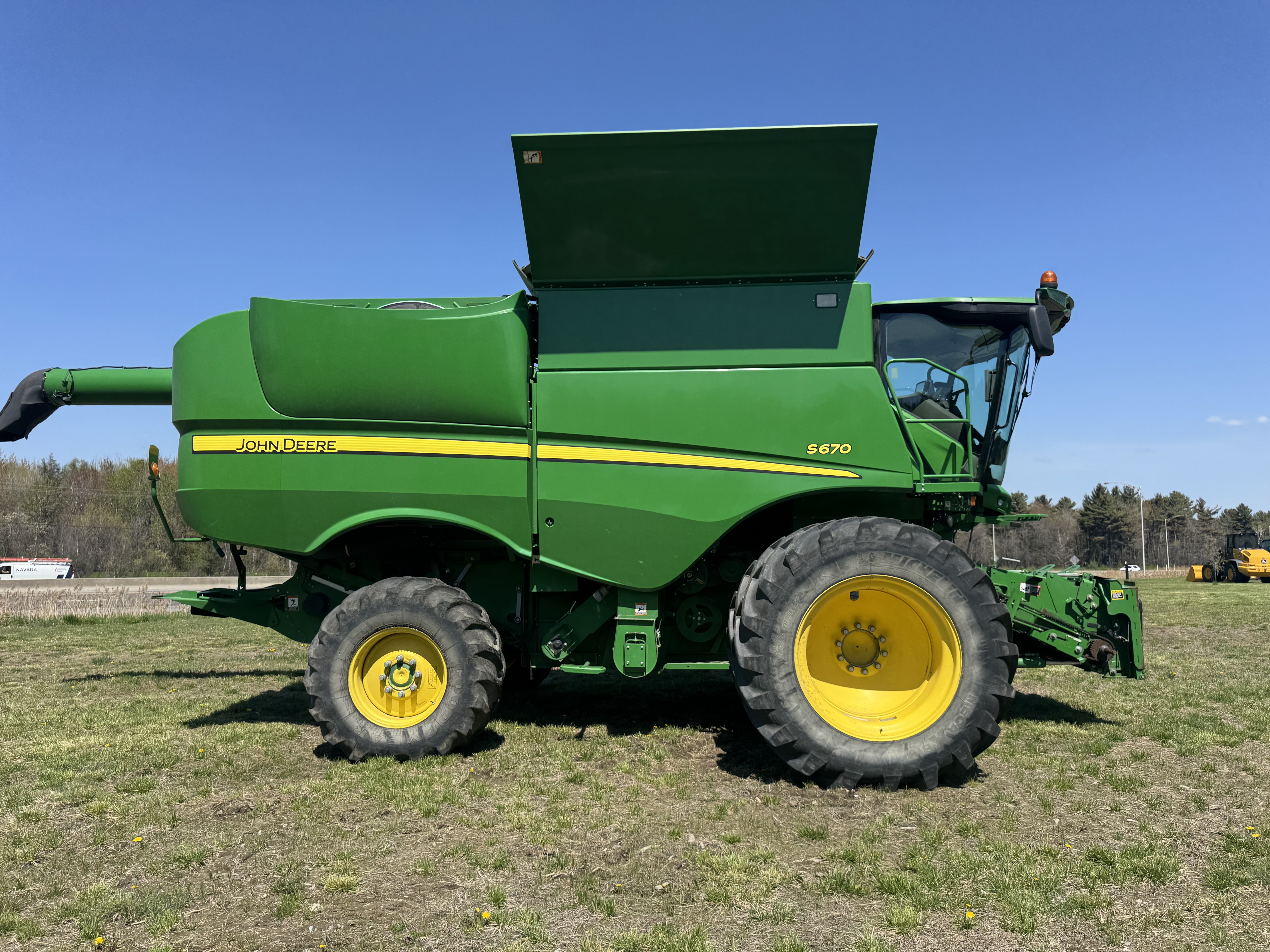 John Deere S670