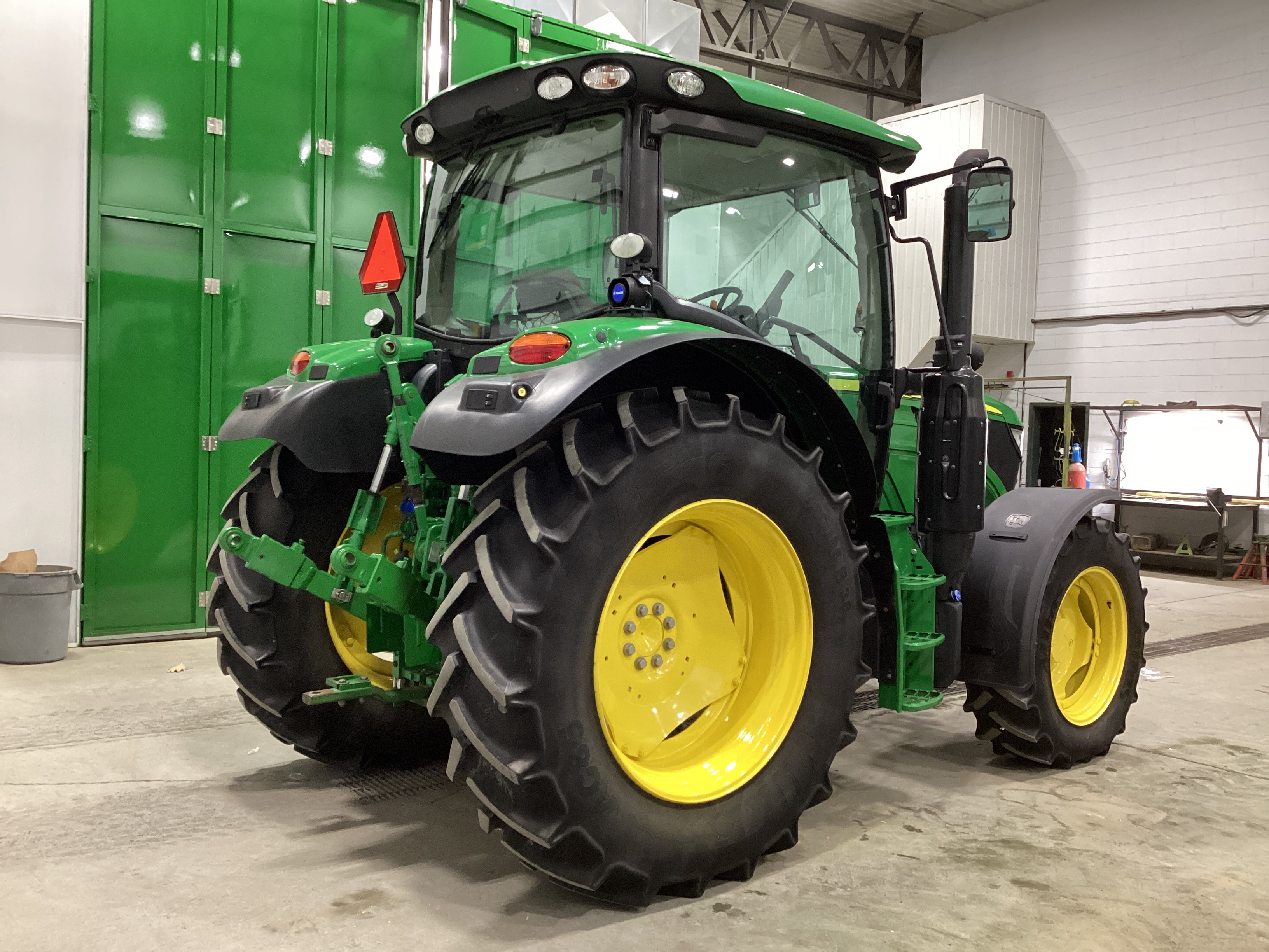 John Deere 6120R 