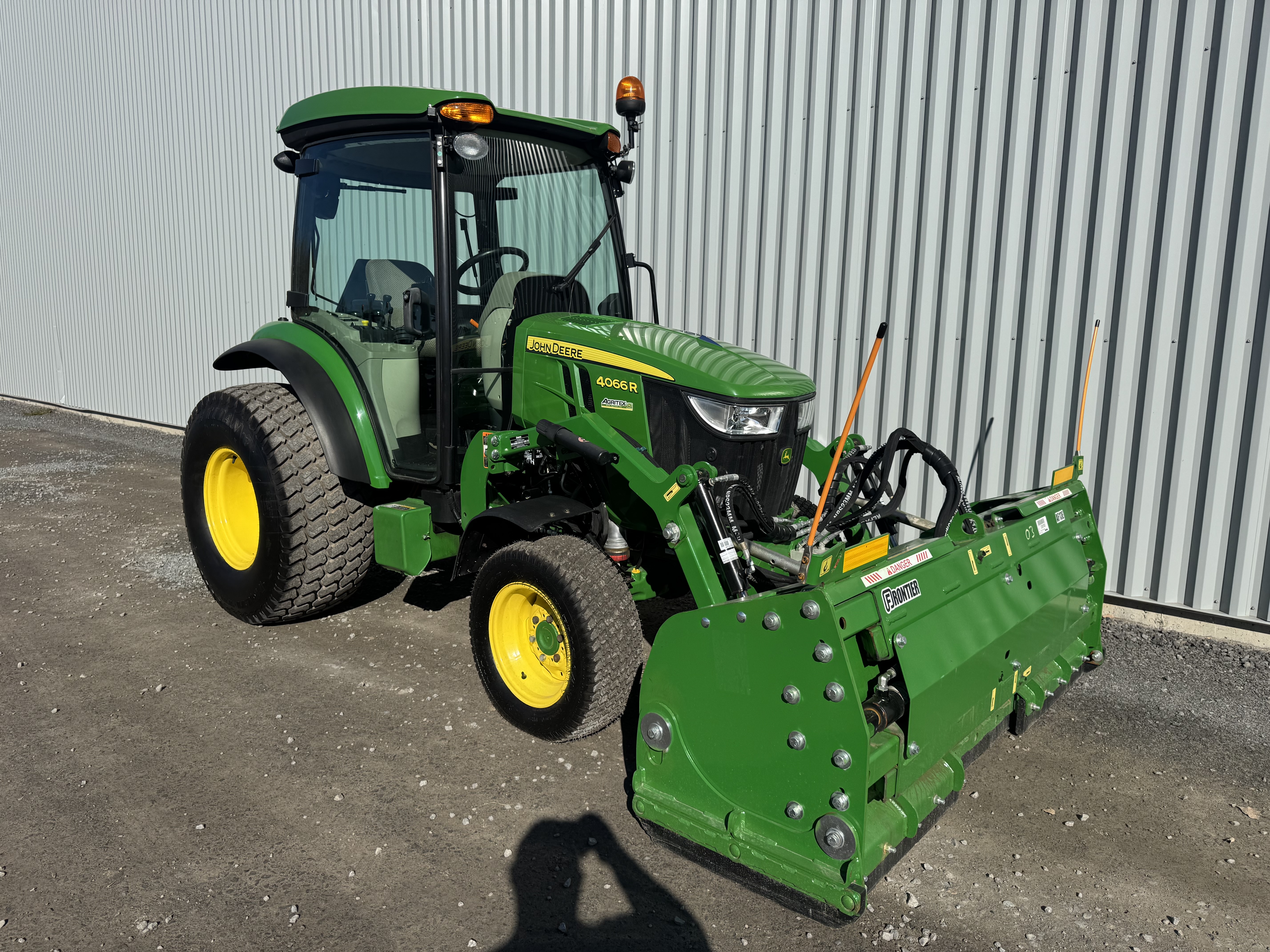 John Deere 4066R GRATTE TURF    