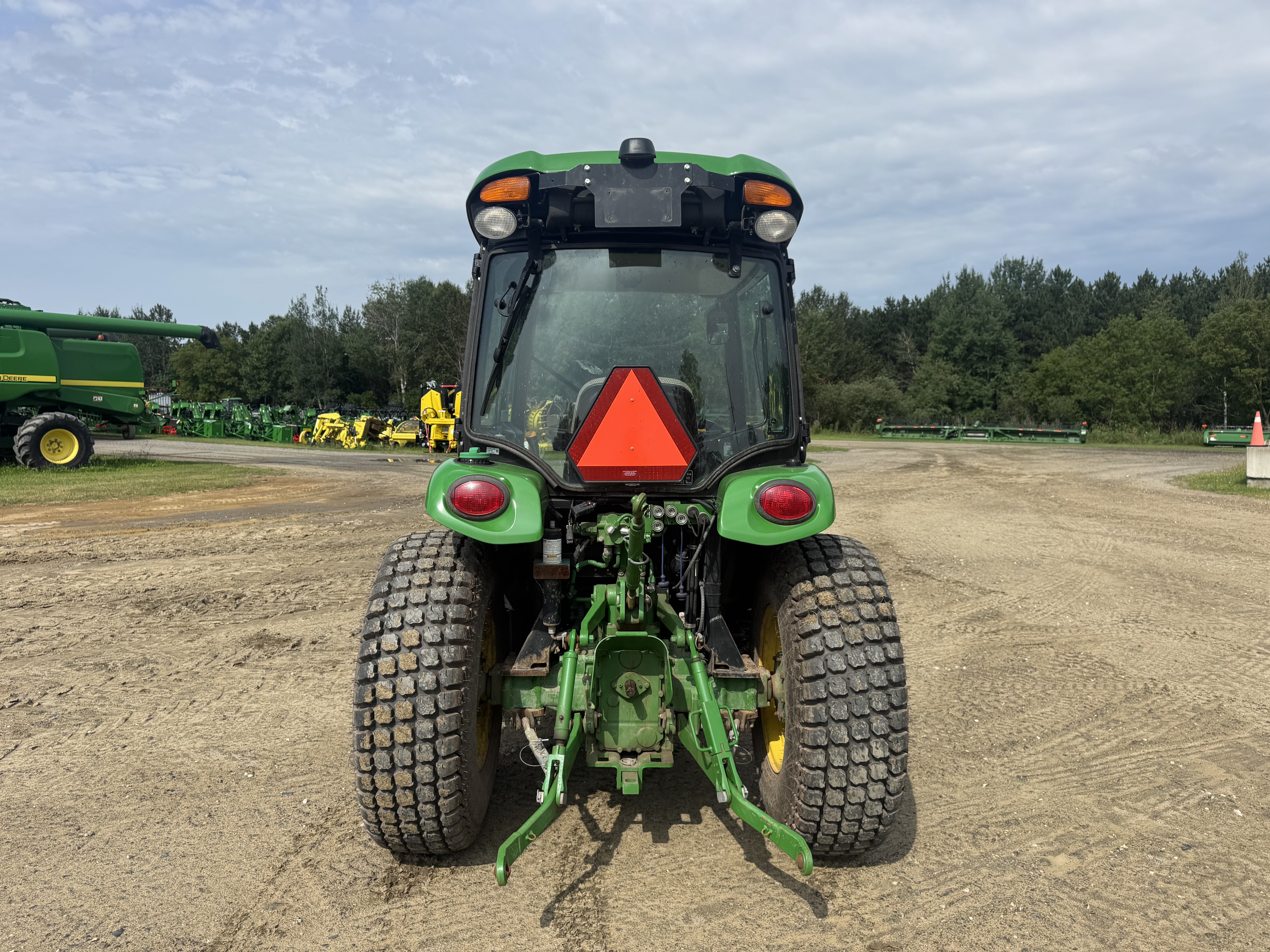 John Deere 3046R