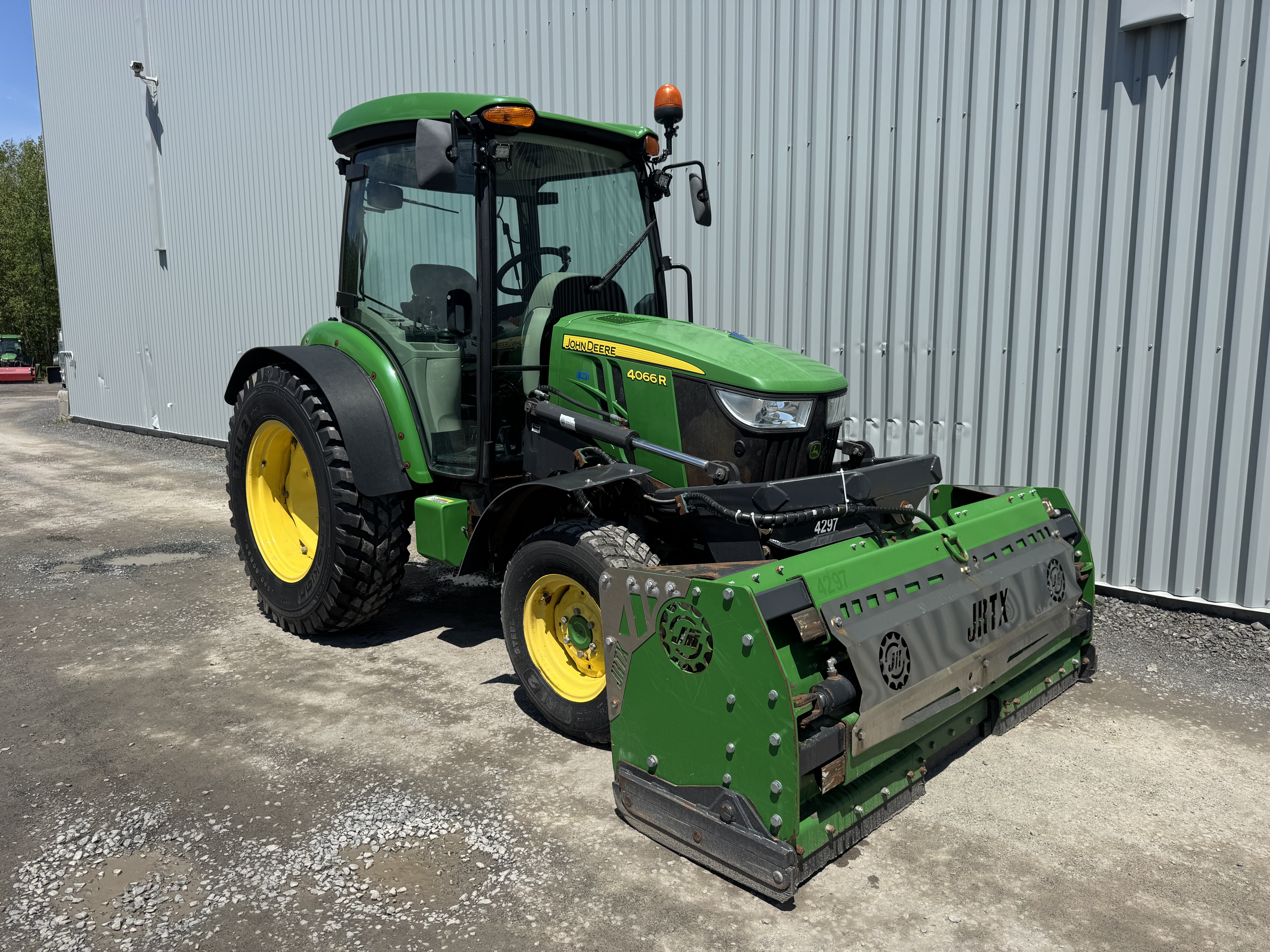 John Deere 4066R GRATTE NOKIAN    