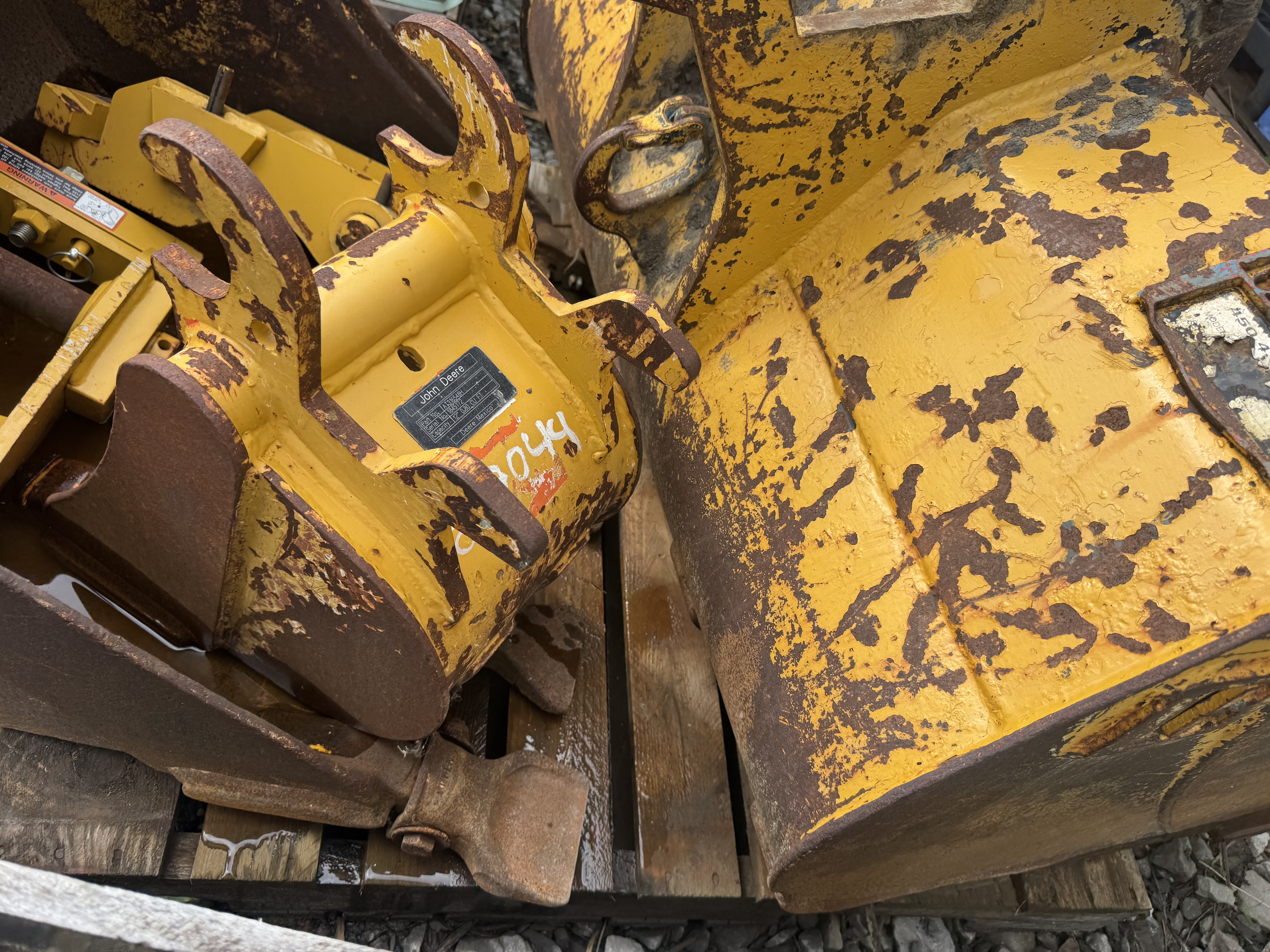 John Deere BUCKET A DENT 12 PC  Pour 17G
