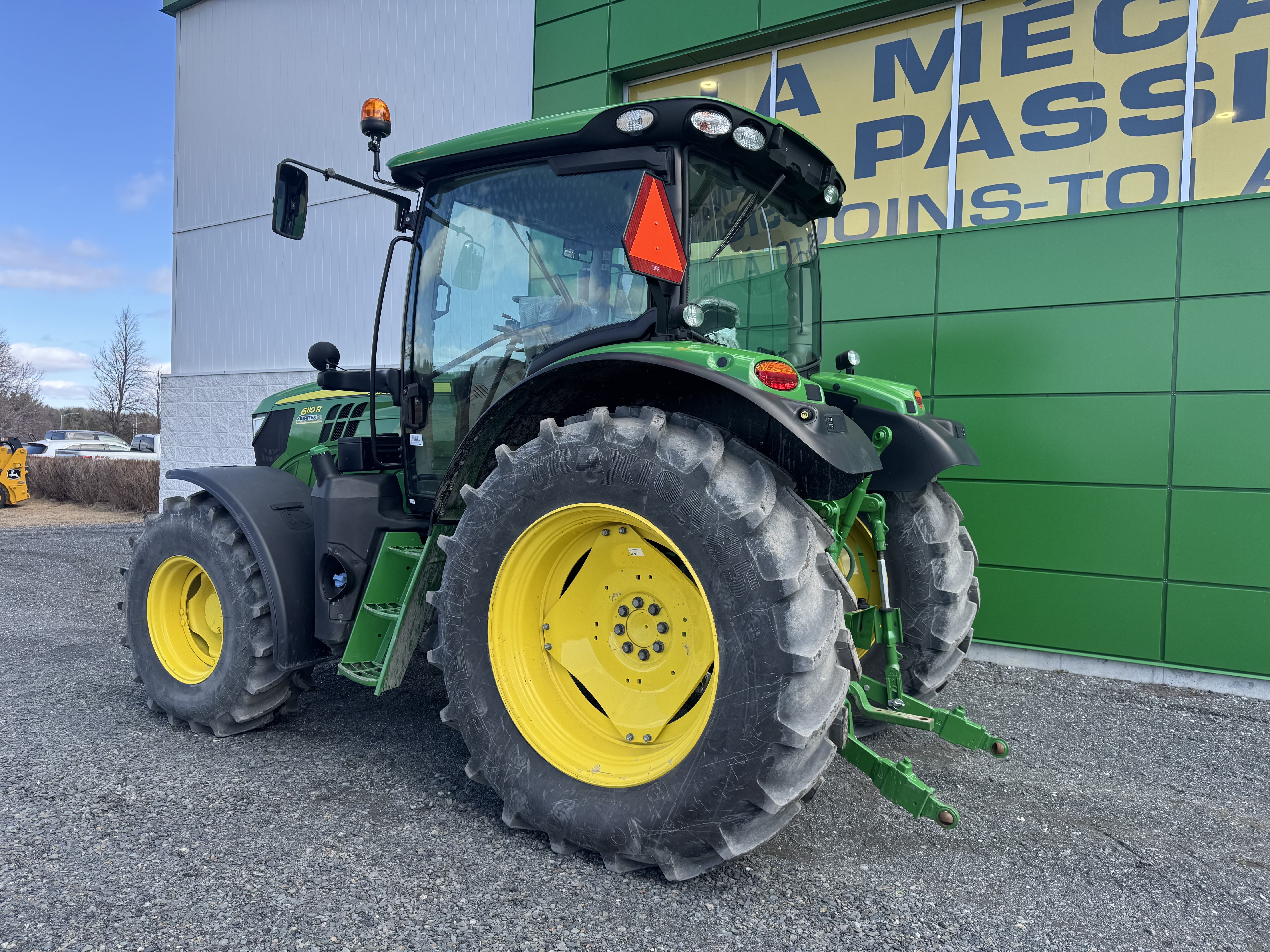 John Deere 6110R 