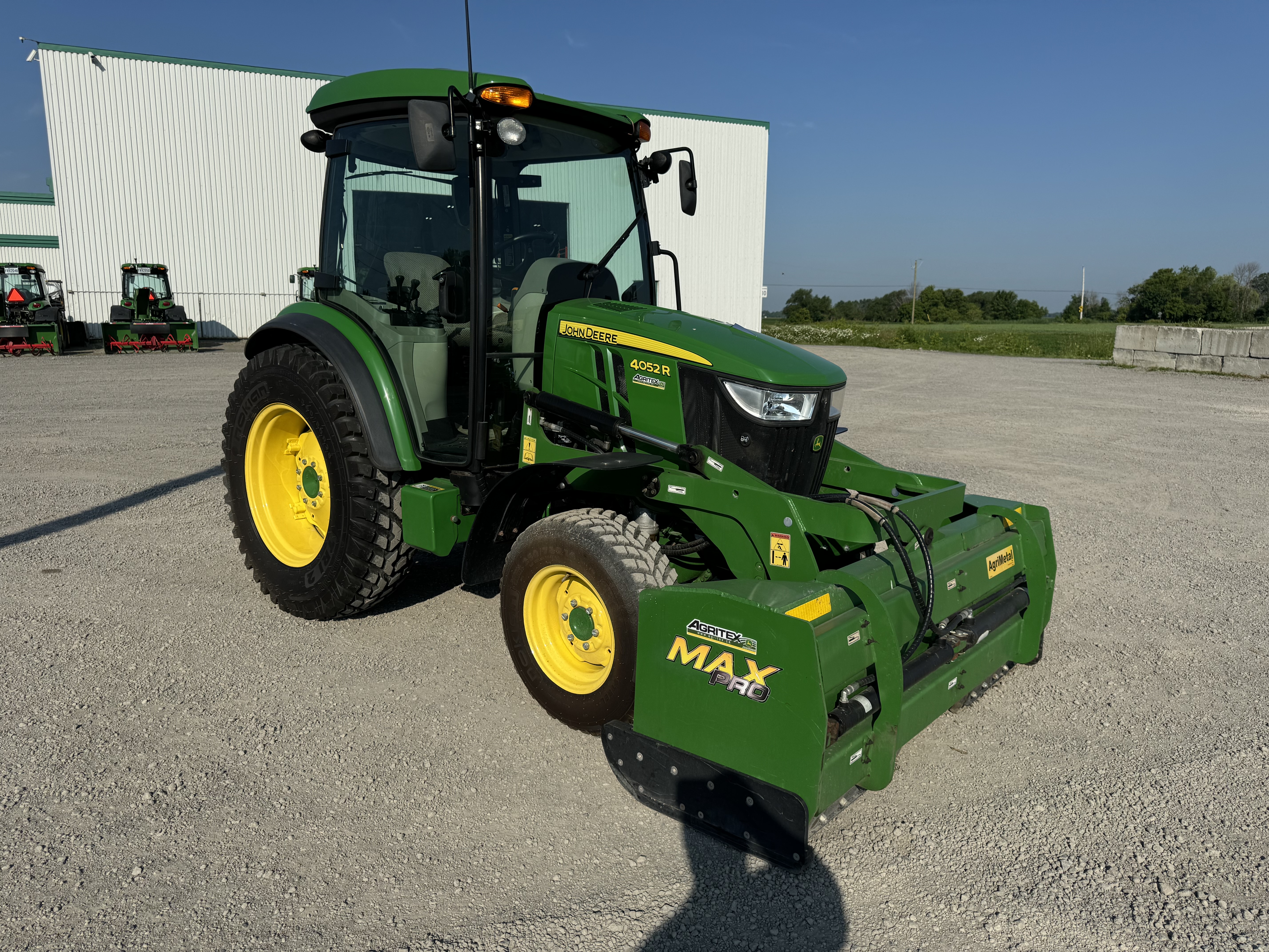 John Deere 4052R GRATTE NOKIAN 