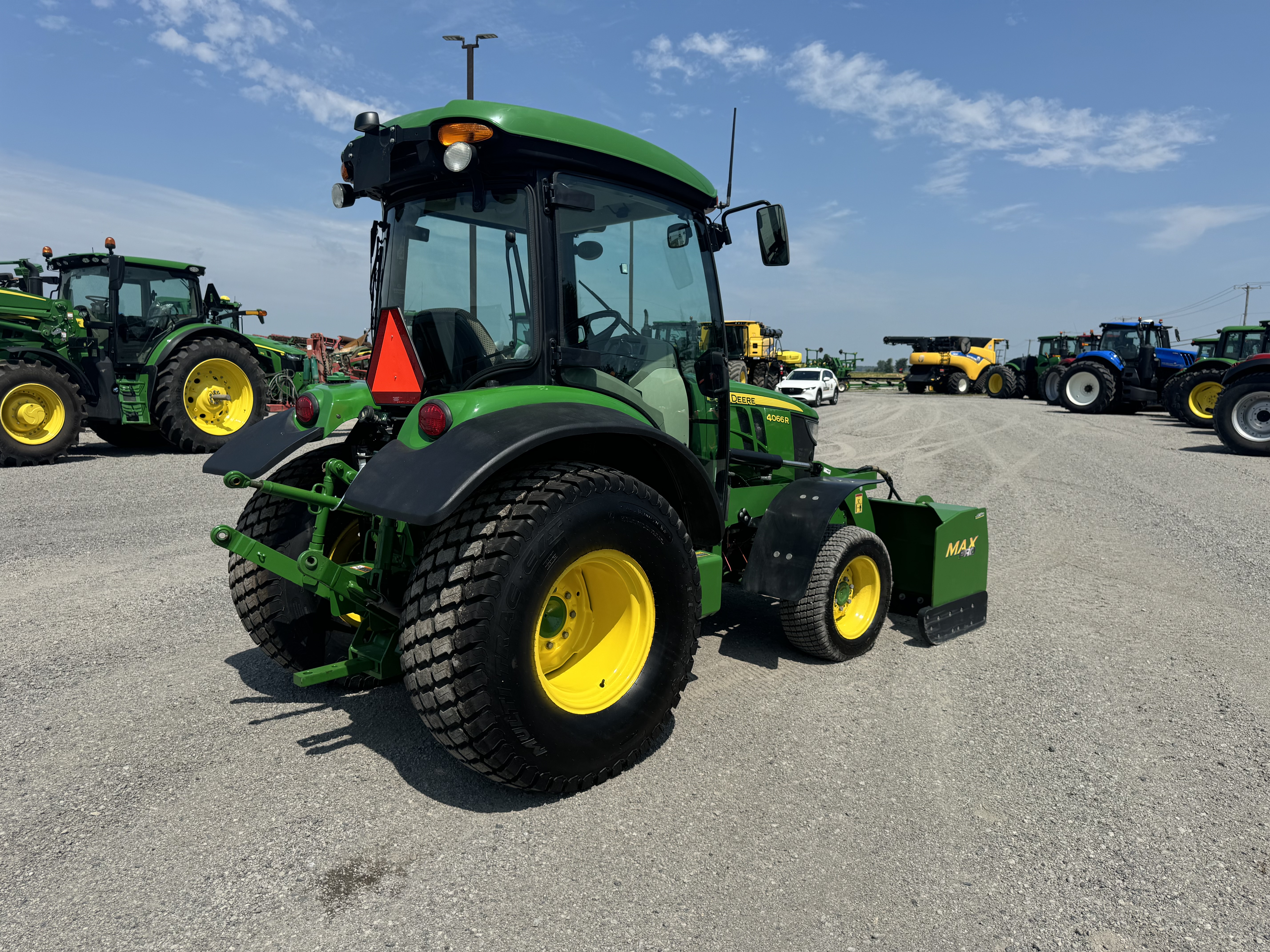 John Deere 4066R TURF GRATTE 