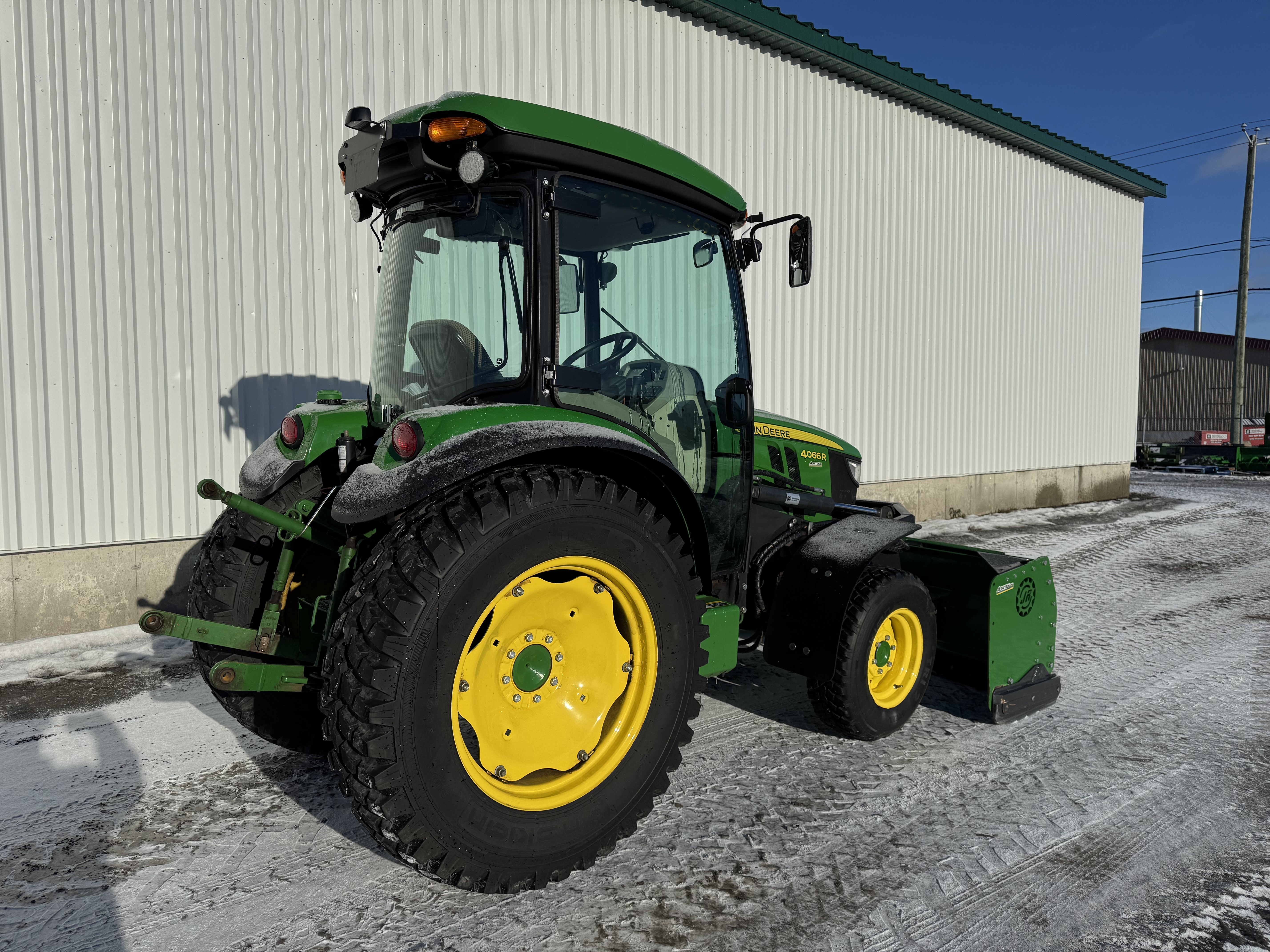 John Deere 4066R GRATTE NOKIAN    