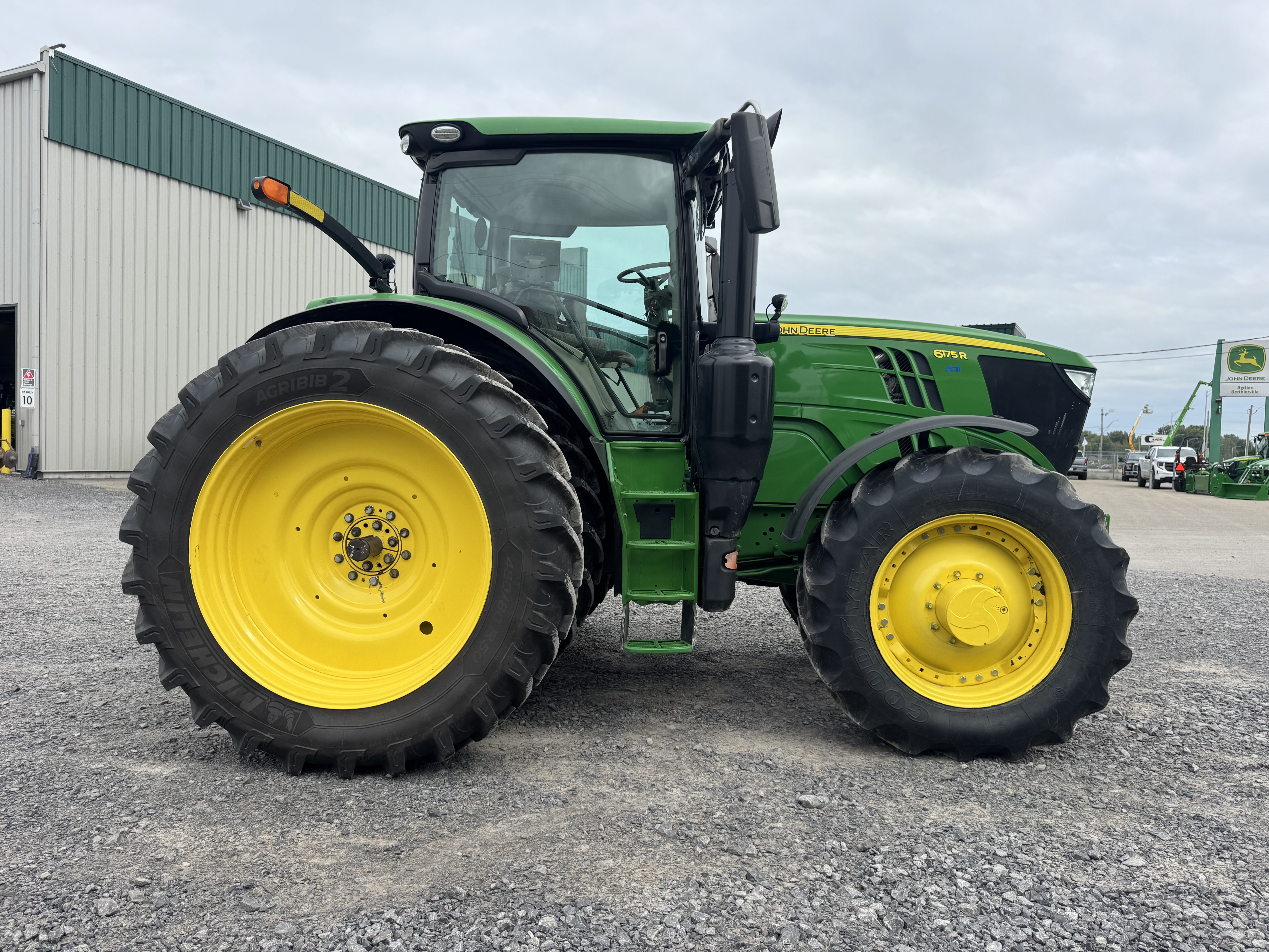 John Deere 6175R  