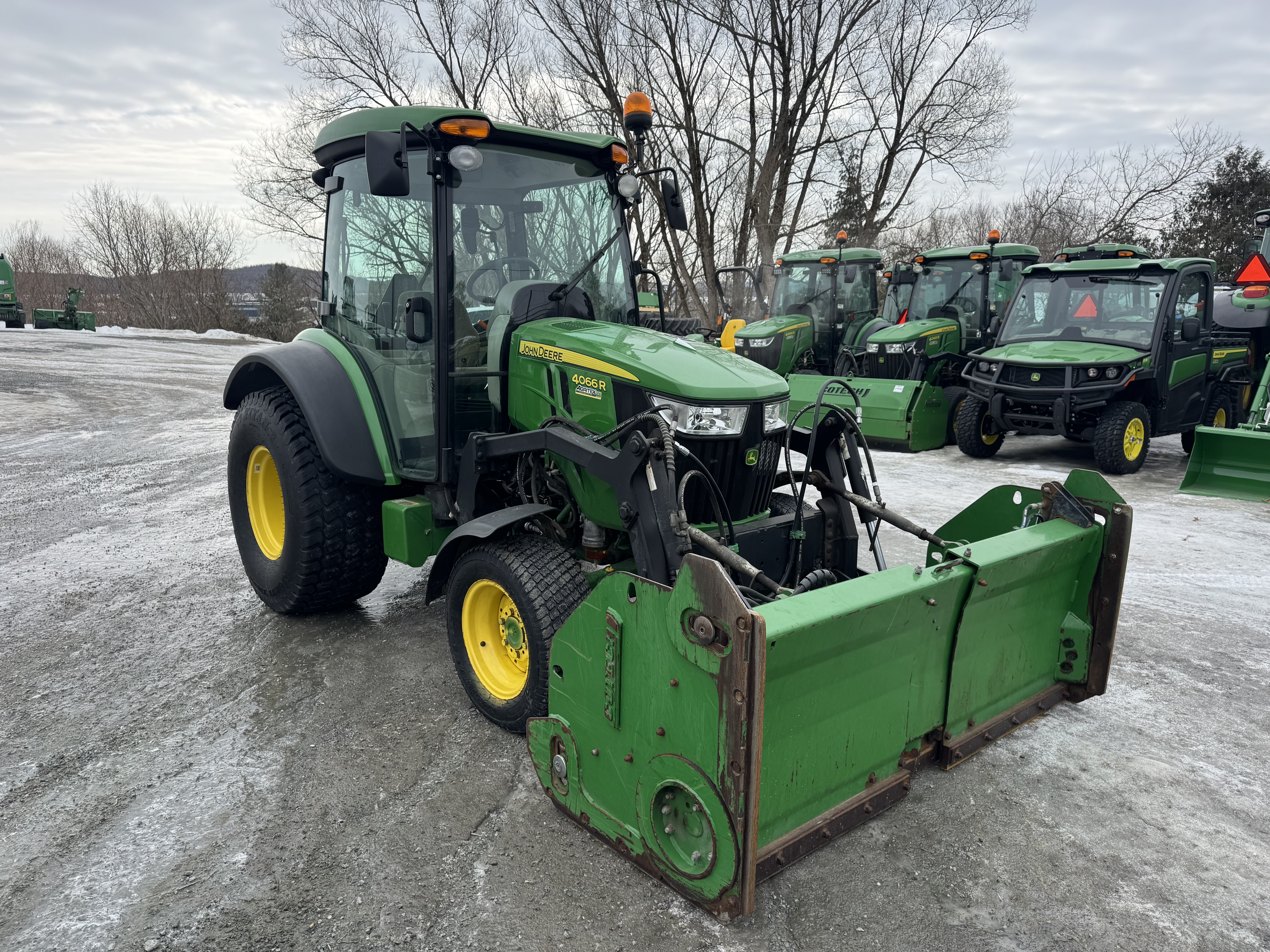 John Deere 4066R GRATTE TURF    
