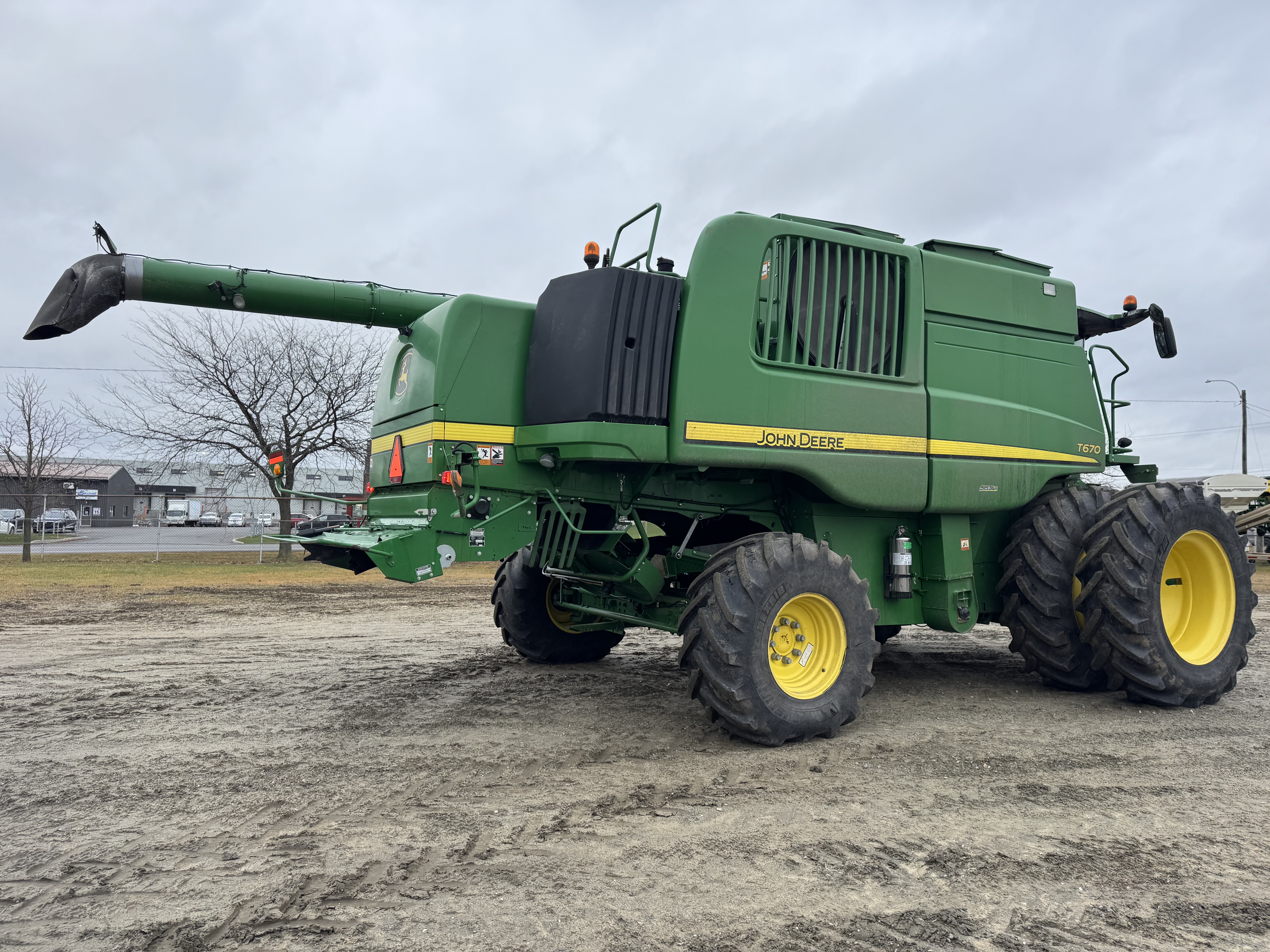 John Deere T670