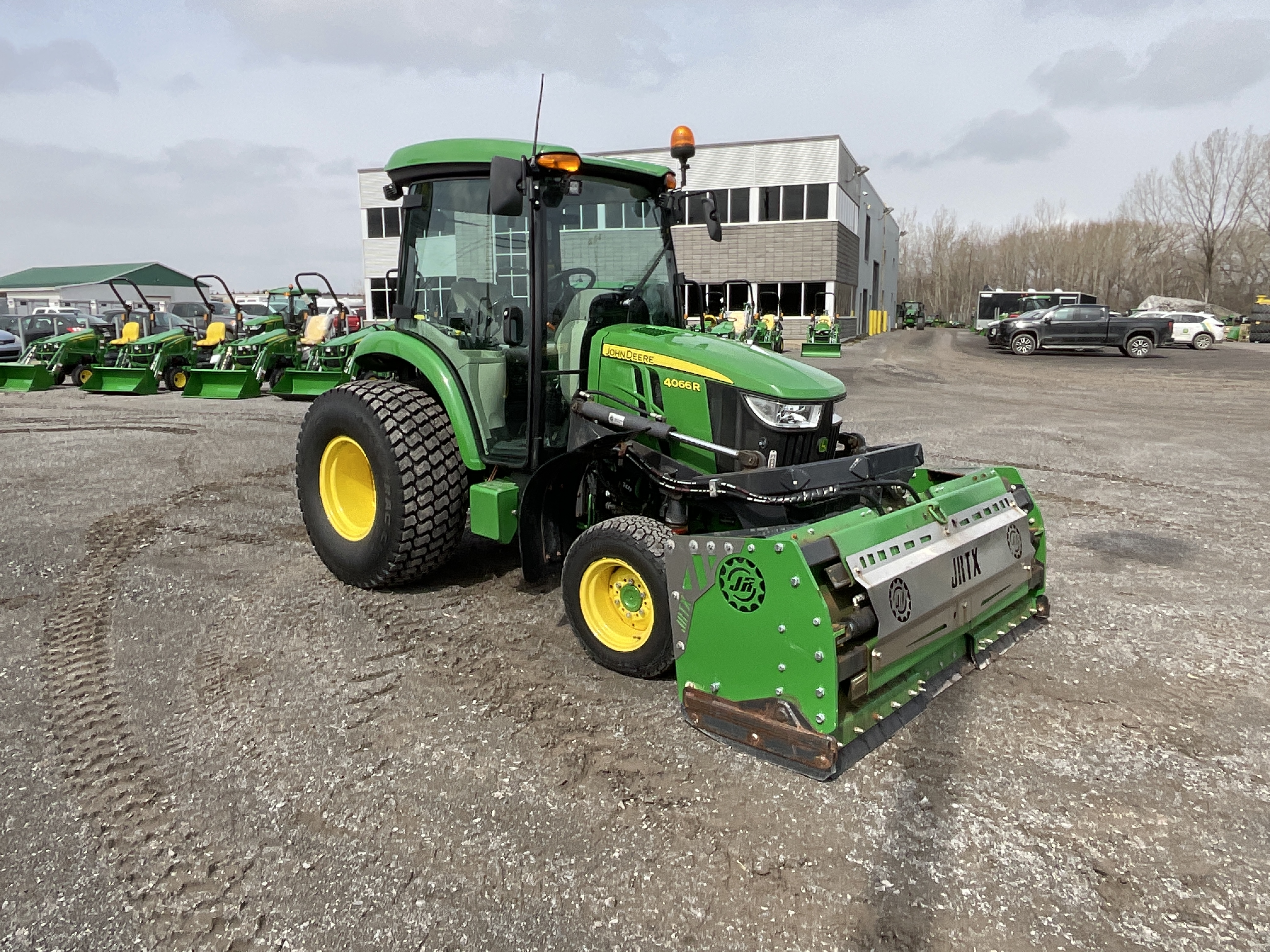 John Deere 4066R GRATTE TURF   