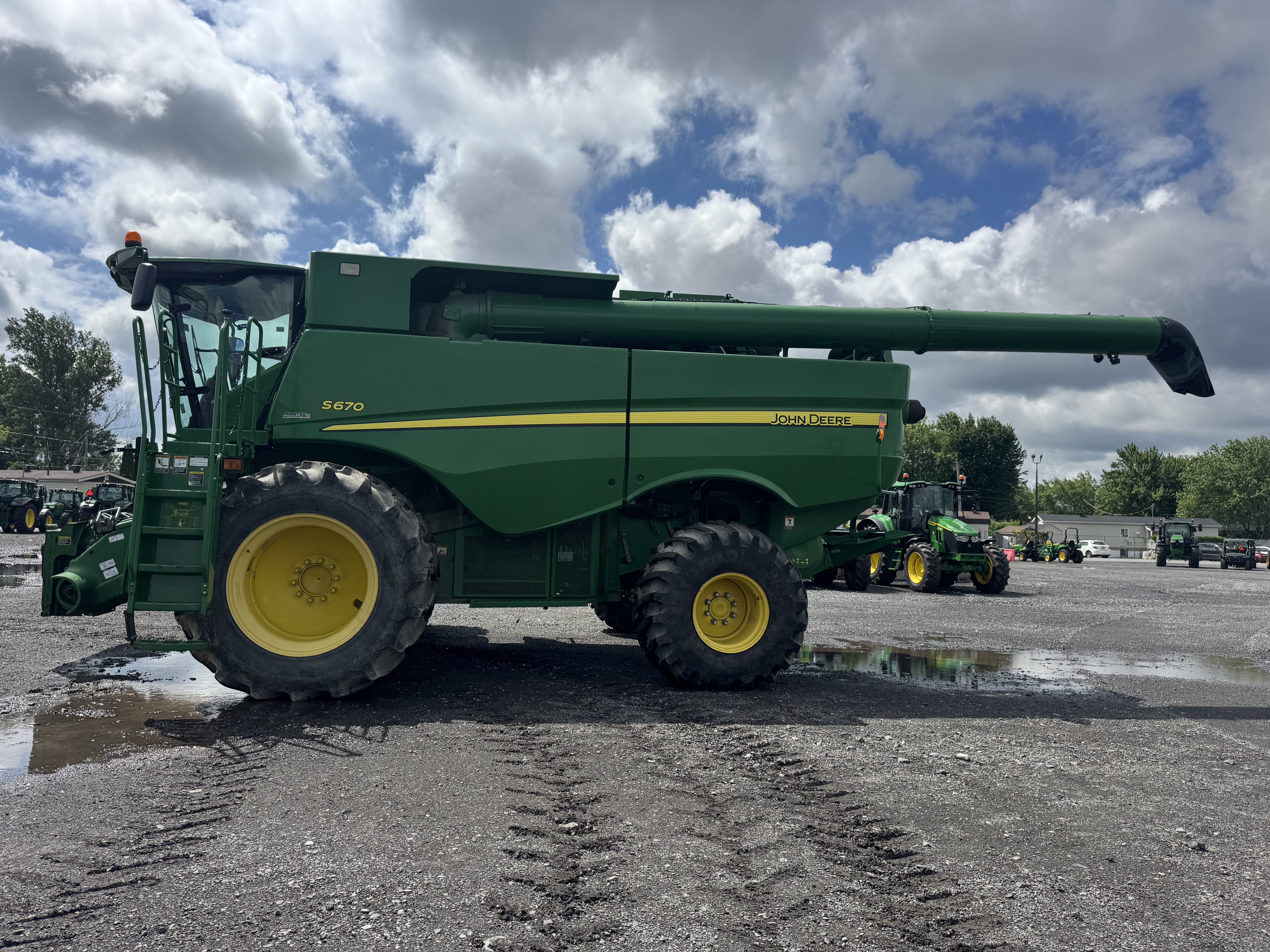 John Deere S670