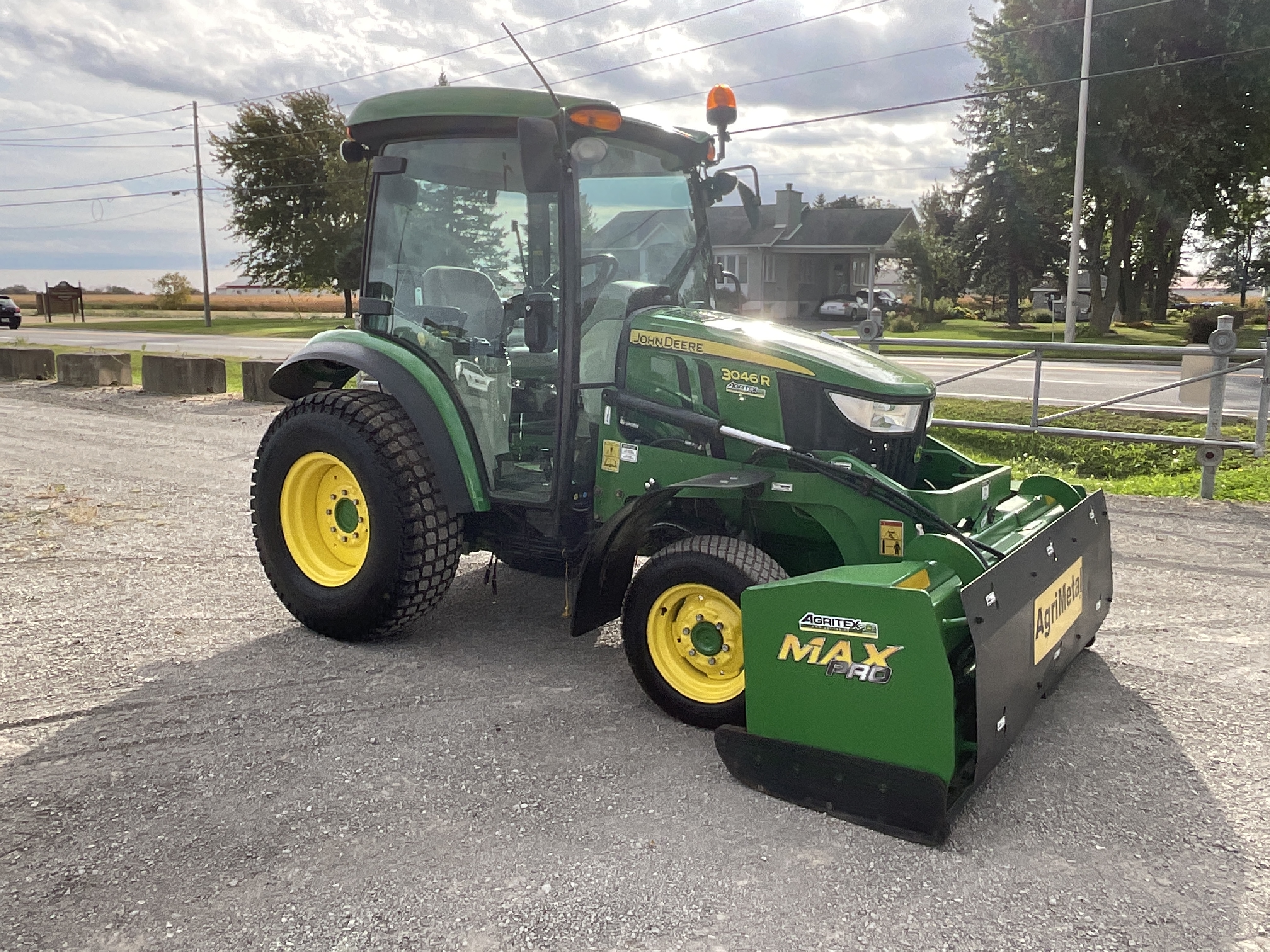 John Deere 3046R