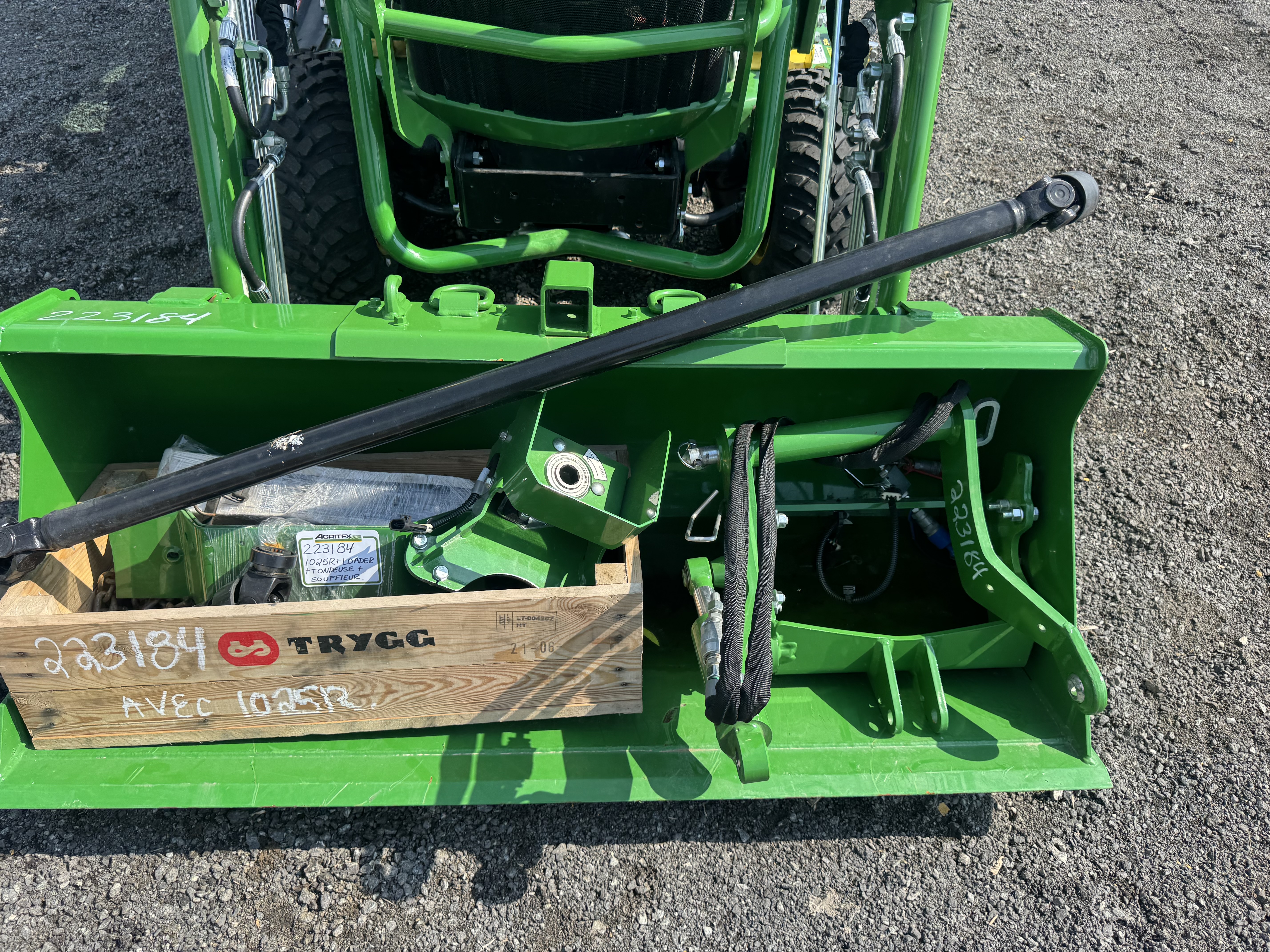 John Deere 1025R LDR + TOUDEUSE + SOUFFLEUR