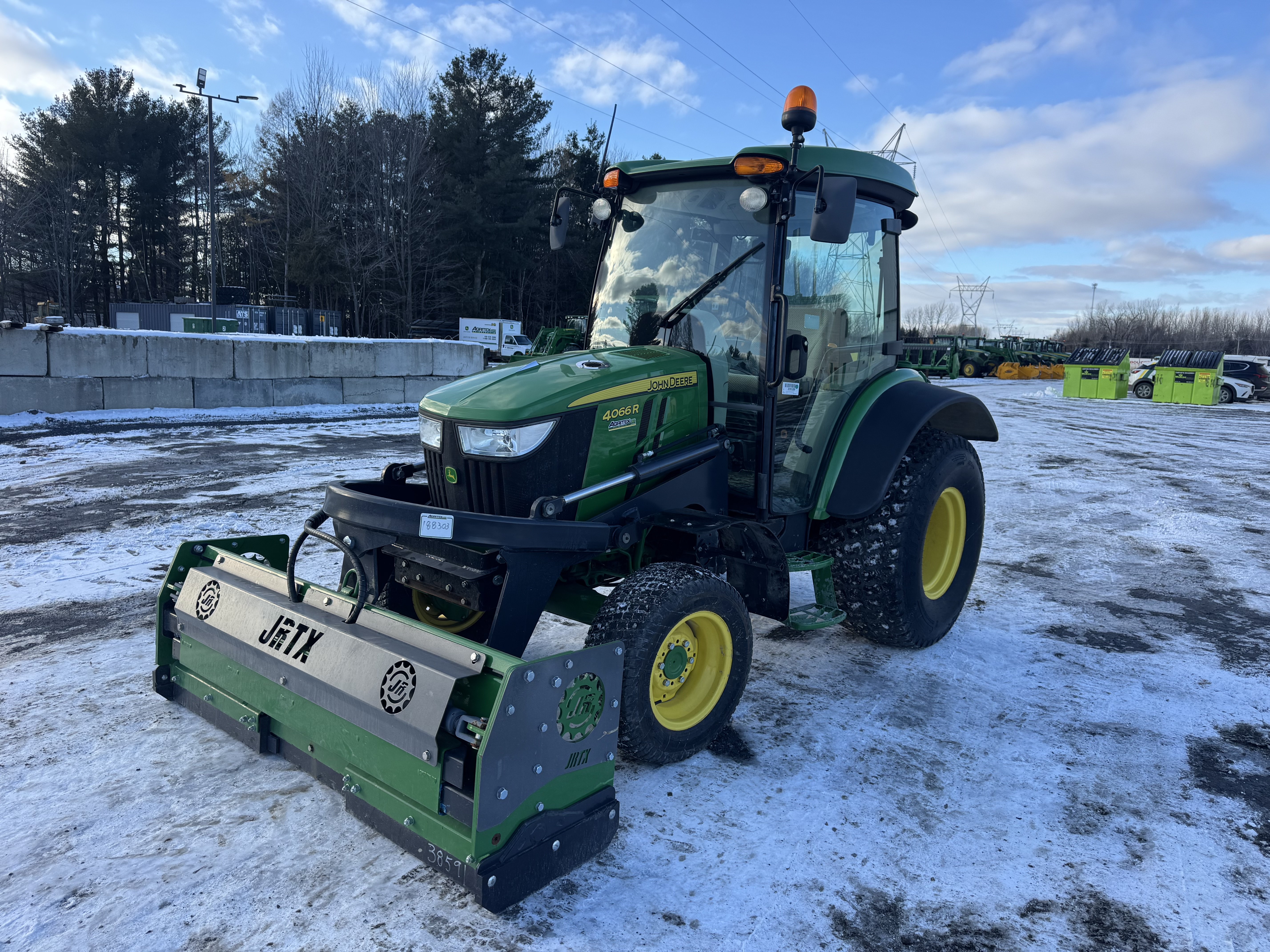 John Deere 4066R TURF GRATTE 