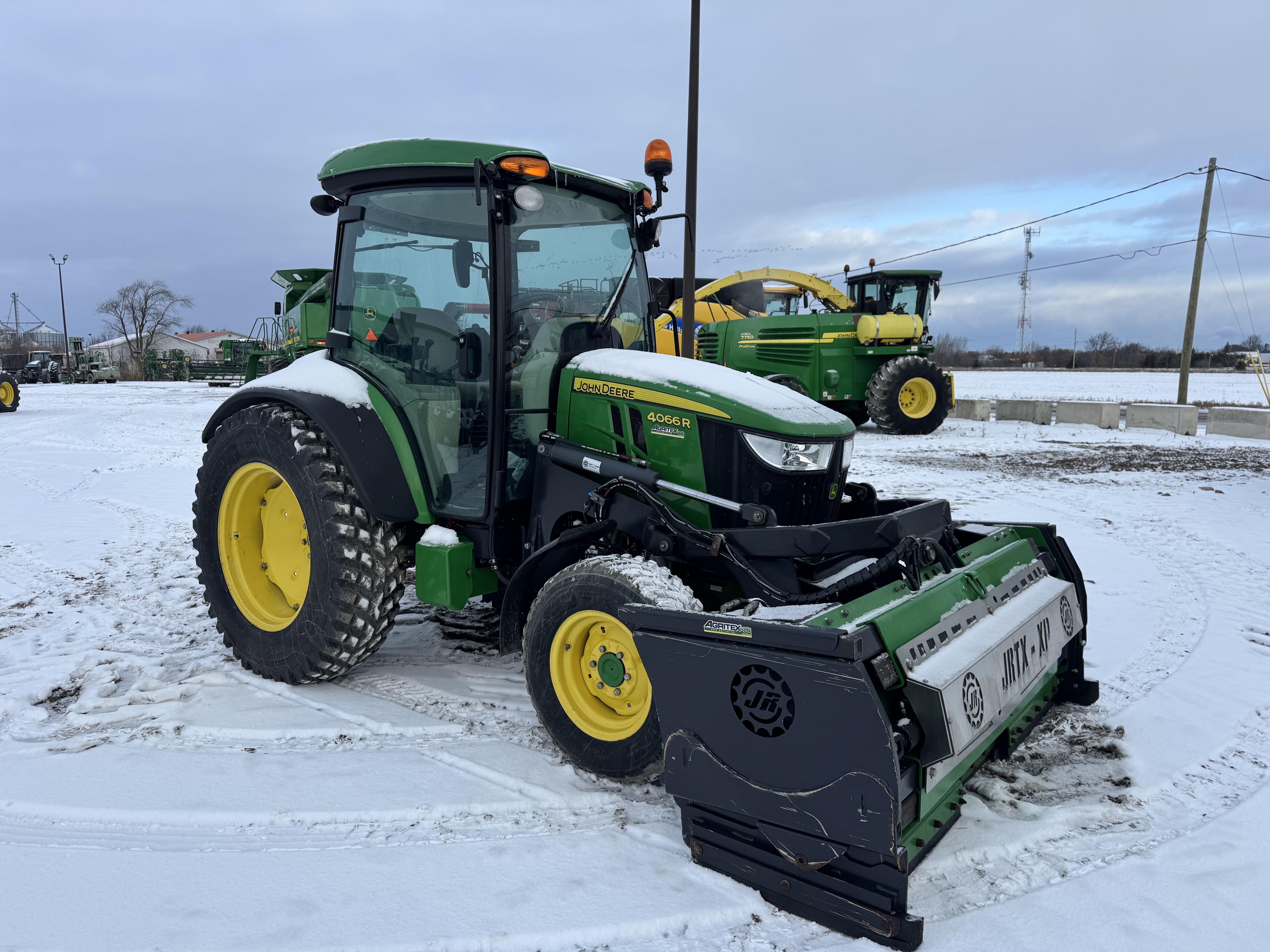 John Deere 4066R GRATTE NOKIAN    
