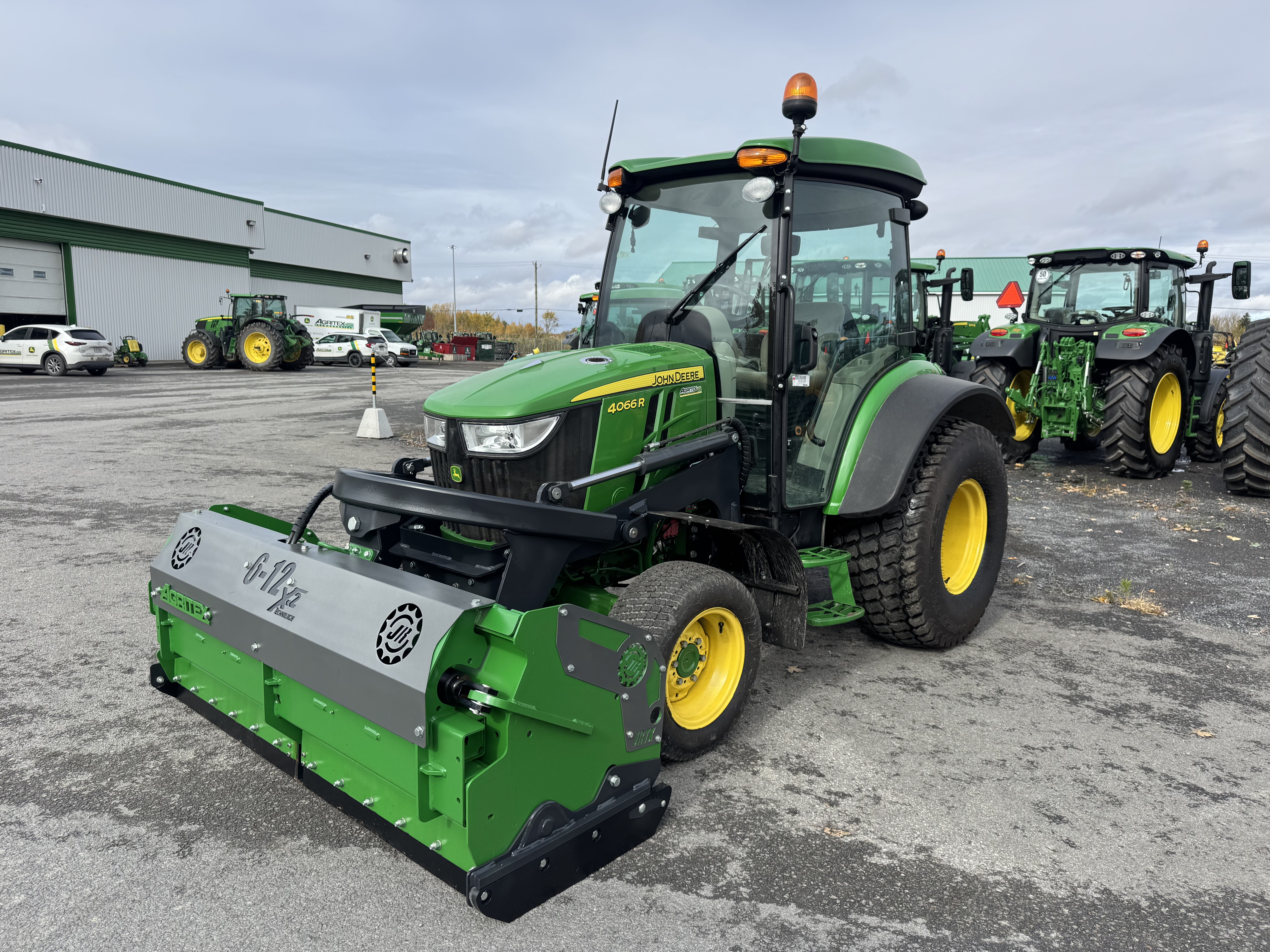 John Deere 4066R TURF GRATTE 