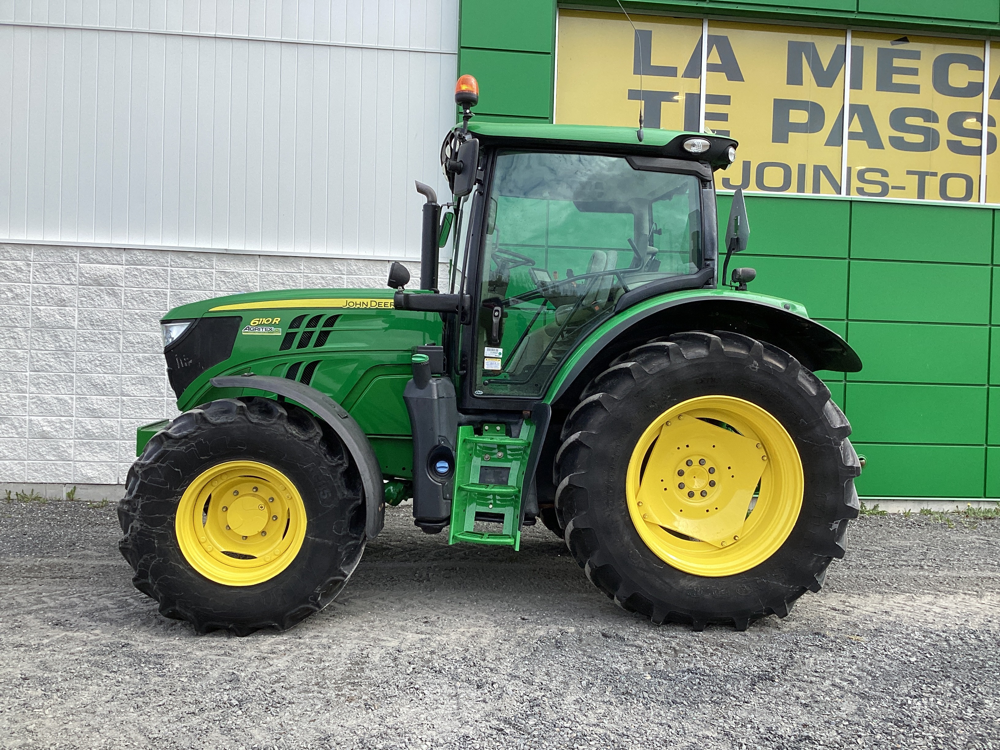 John Deere 6110R
