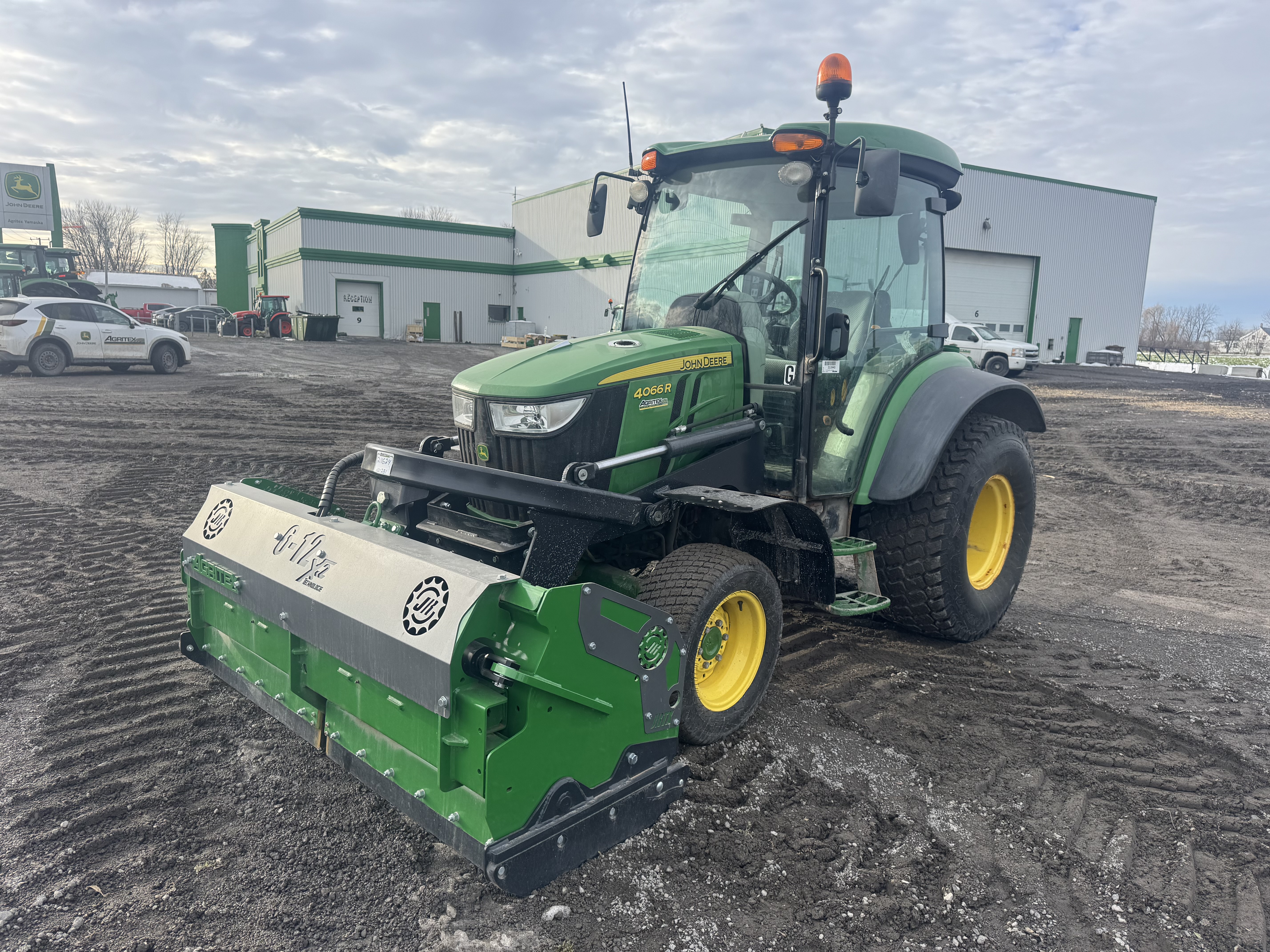 John Deere 4066R TURF GRATTE 