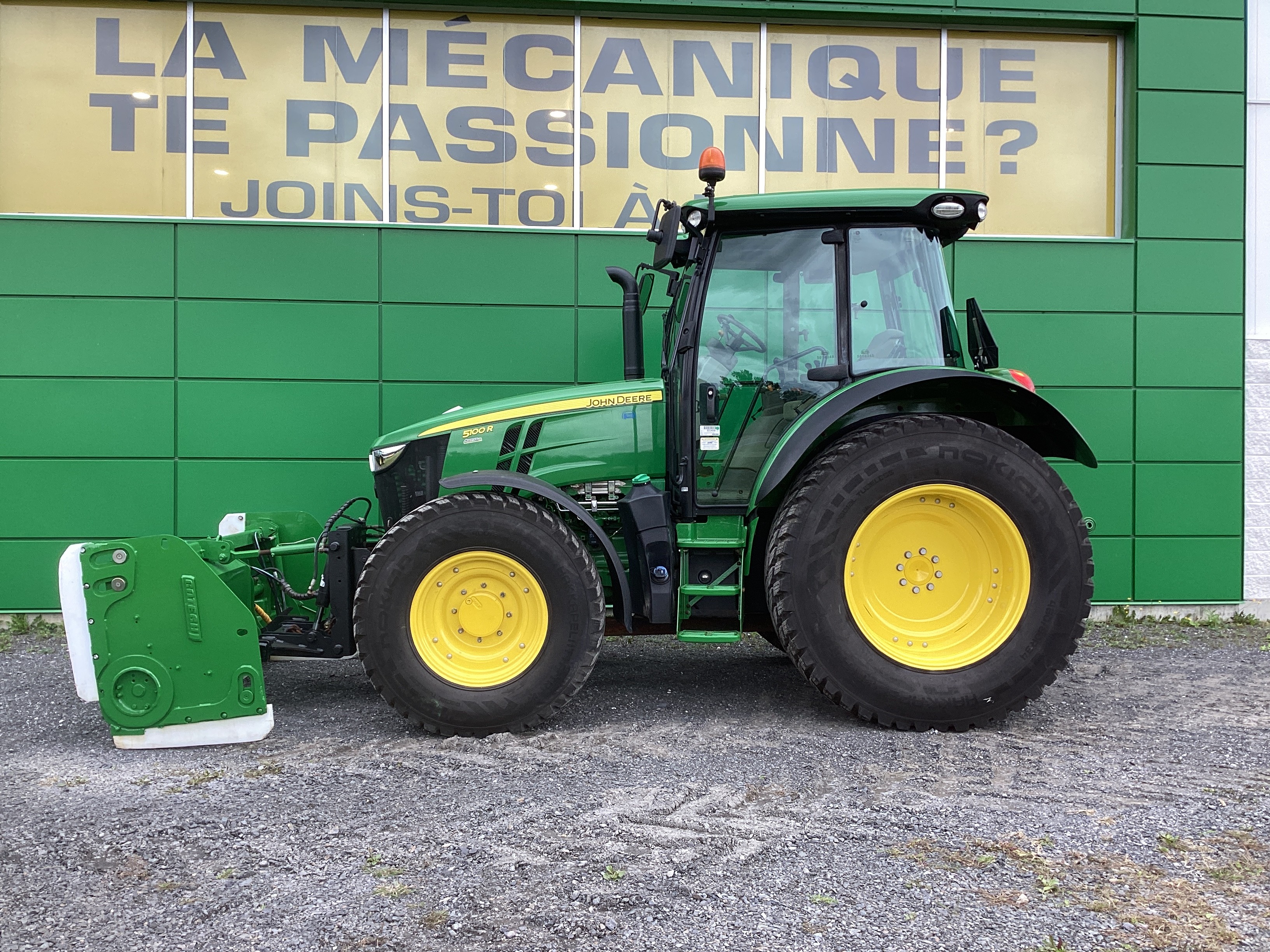 John Deere 5100R NOKIAN GRATTE