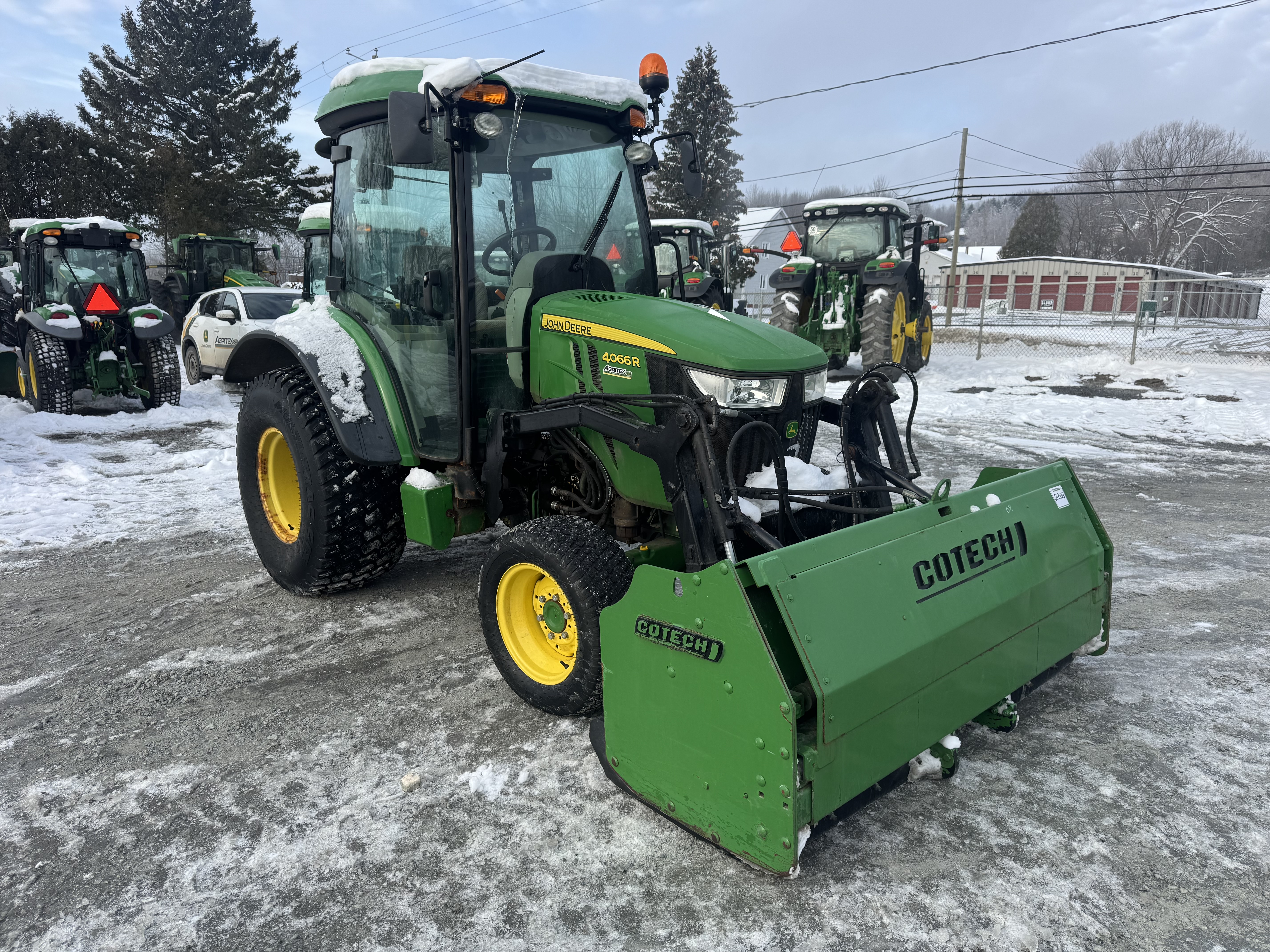 John Deere 4066R TURF GRATTE 