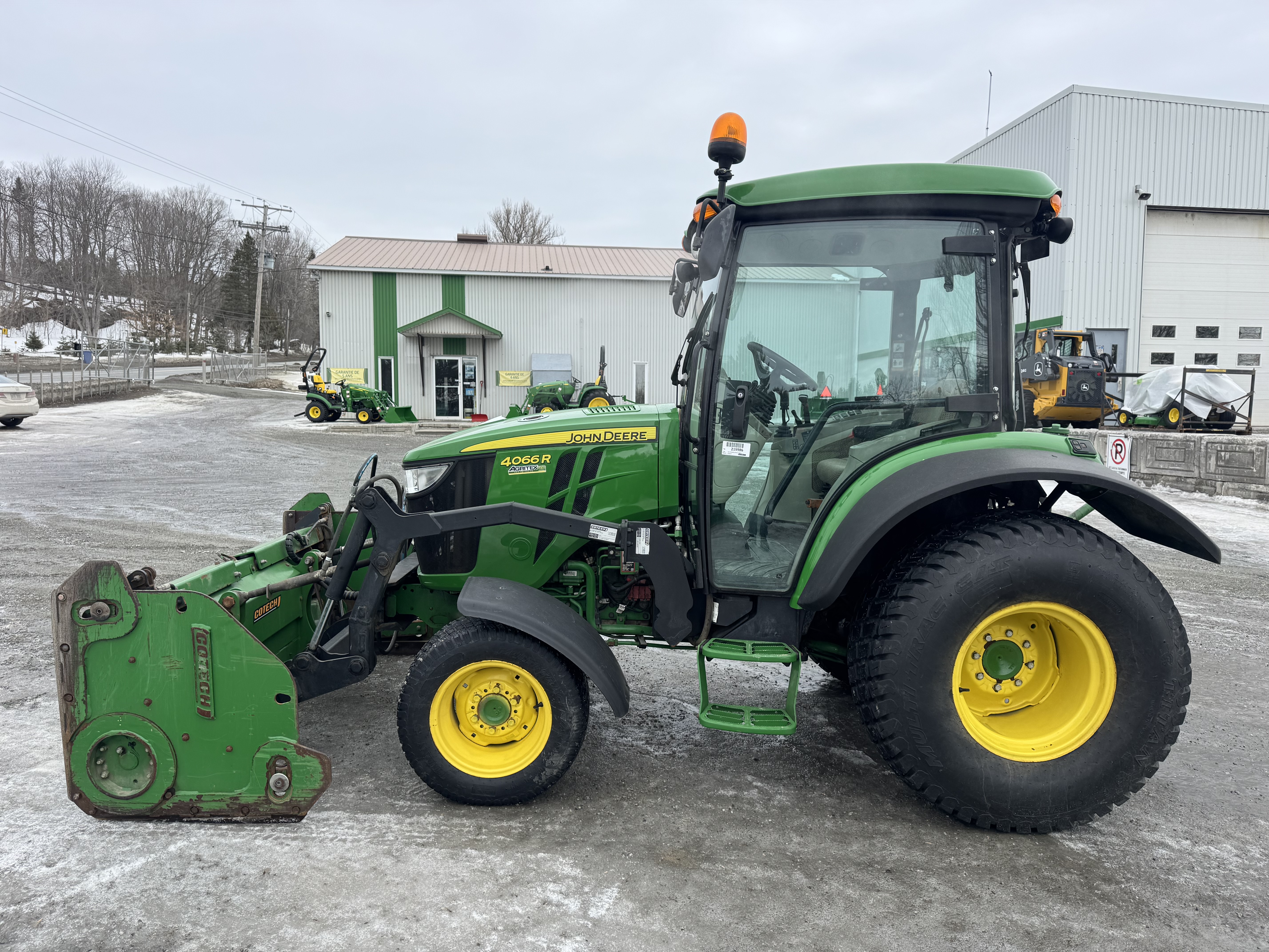 John Deere 4066R GRATTE TURF    