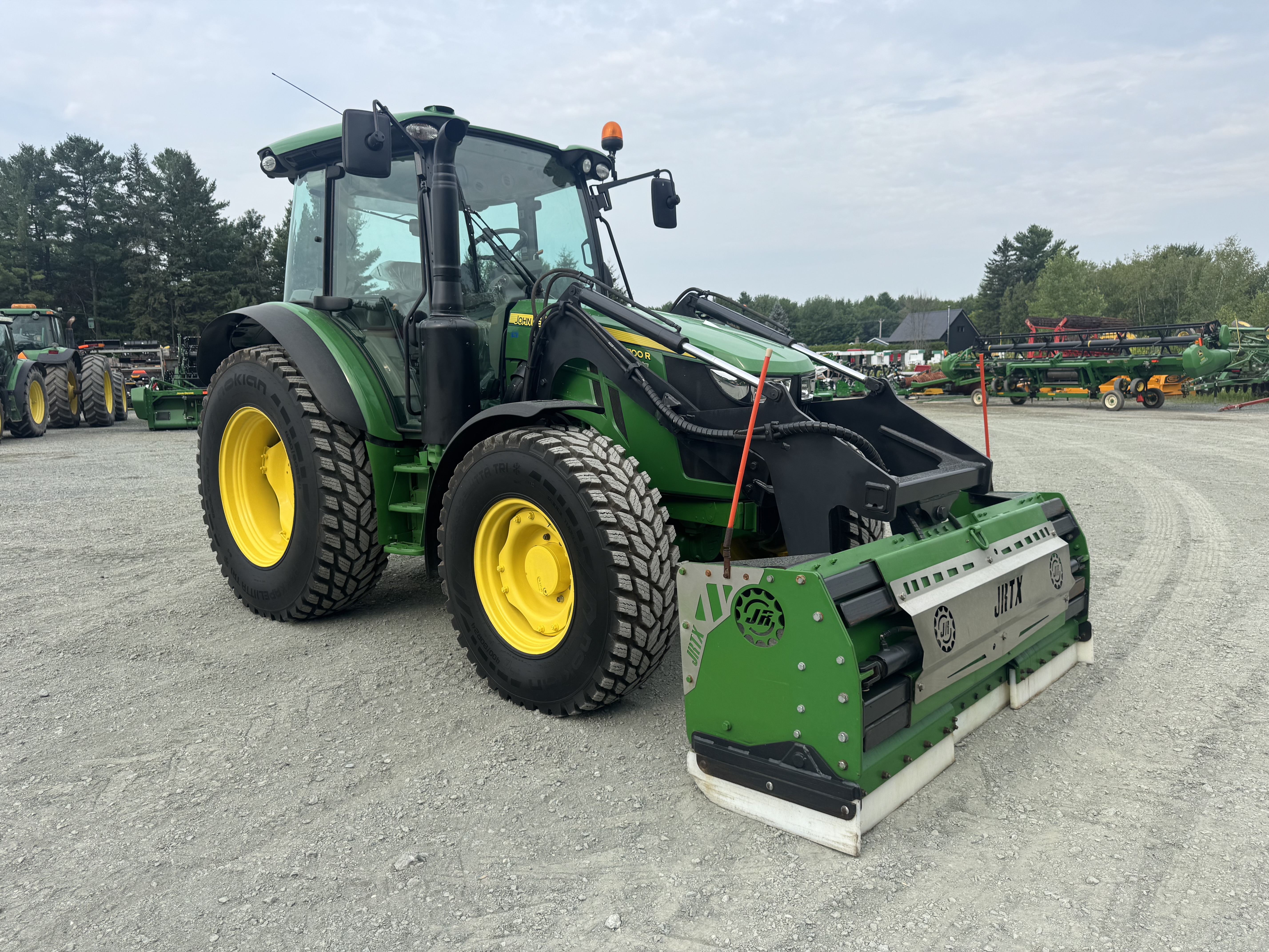 John Deere 5100R NOKIAN GRATTE