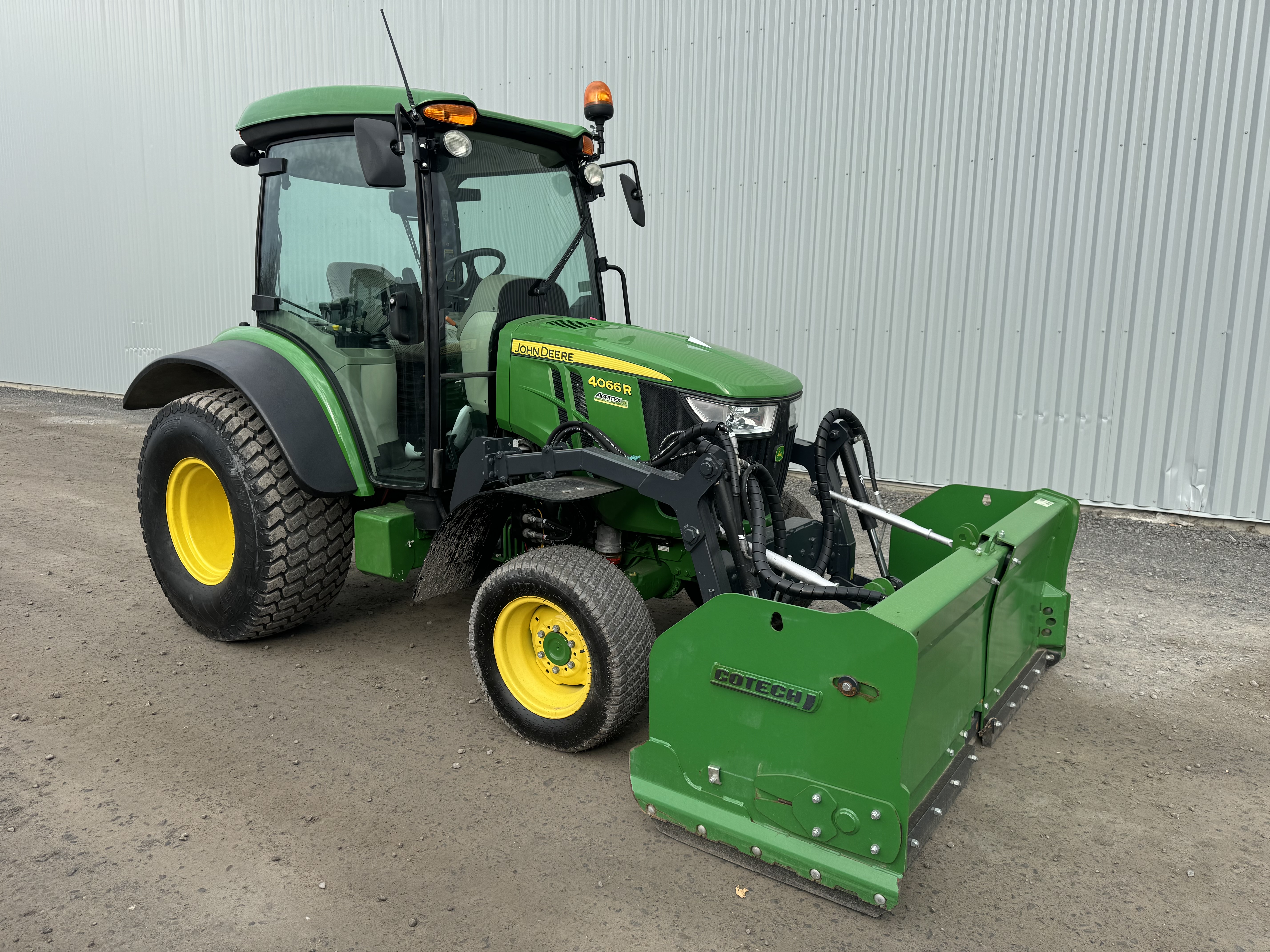 John Deere 4066R GRATTE TURF  