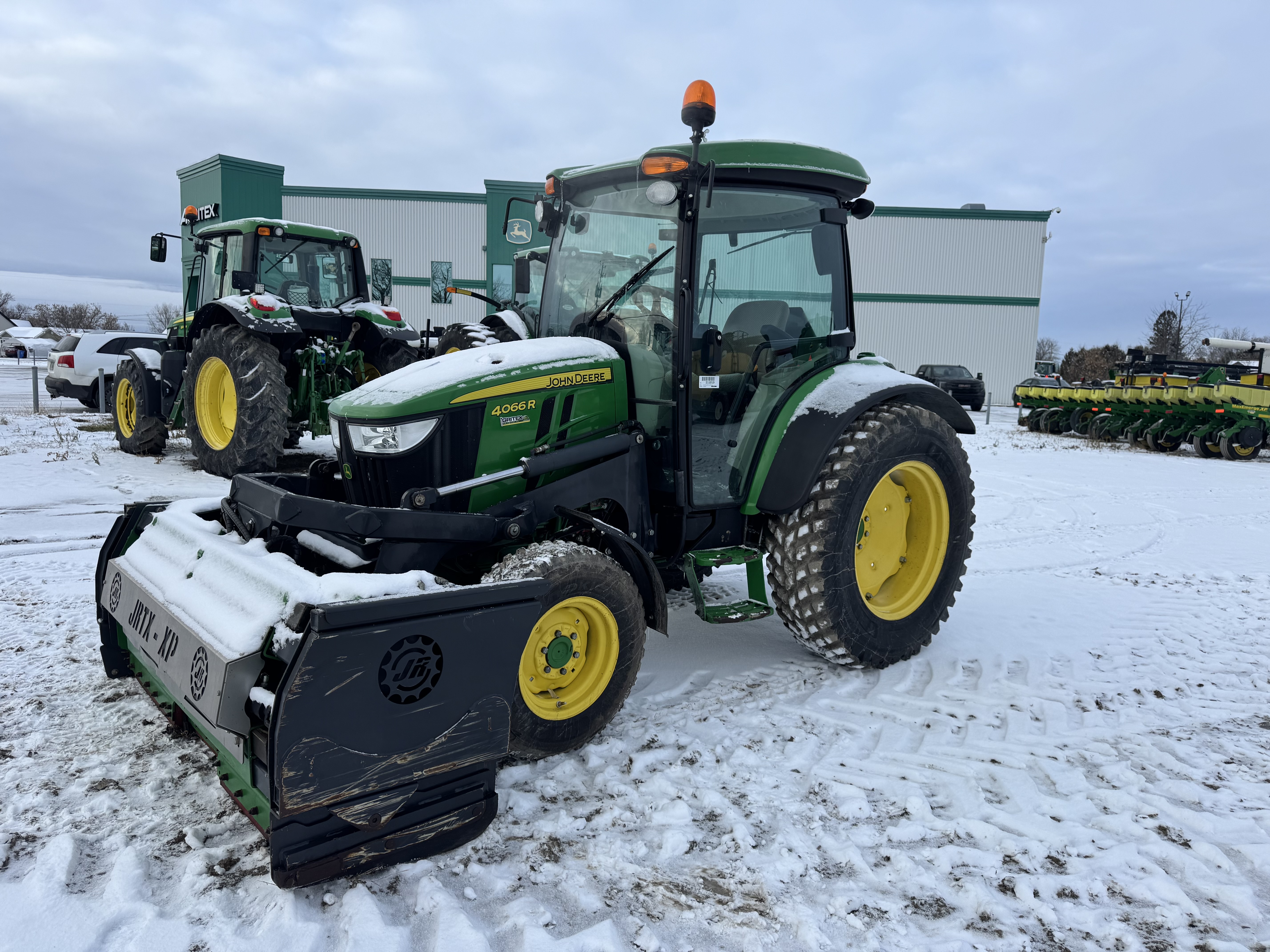 John Deere 4066R GRATTE NOKIAN    