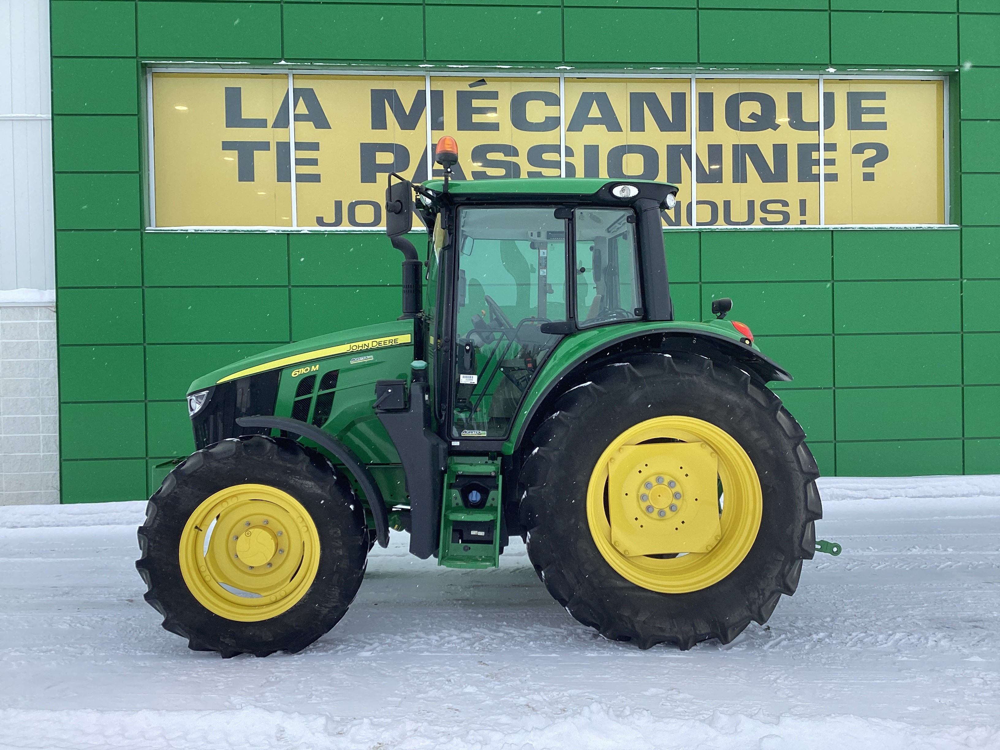 John Deere 6110M