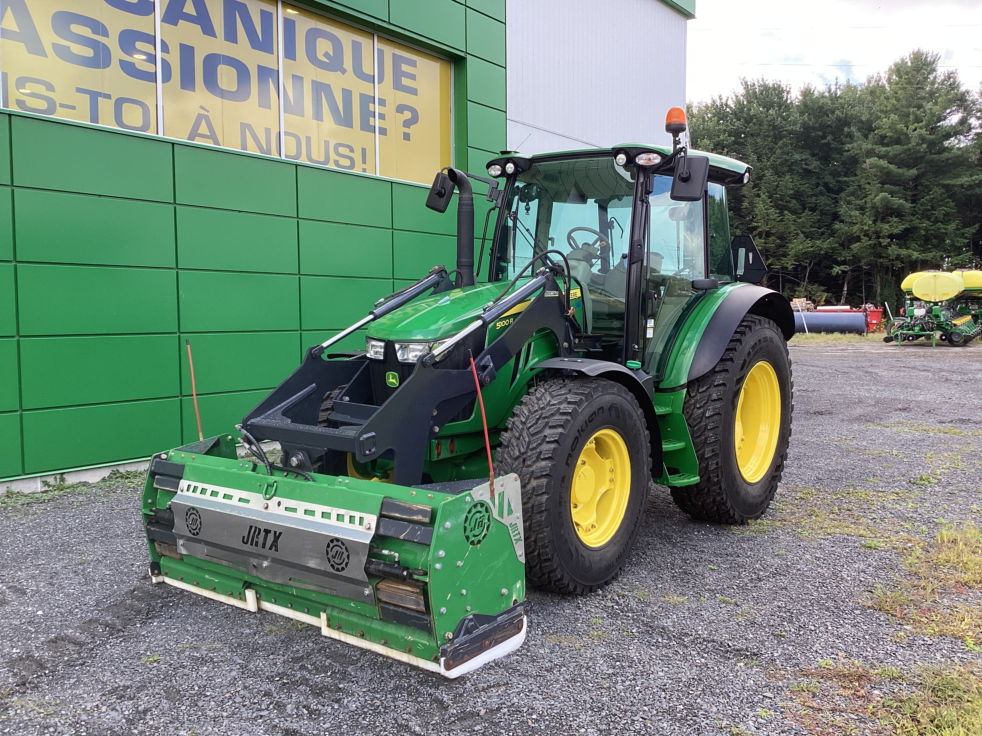 John Deere 5100R NOKIAN GRATTE