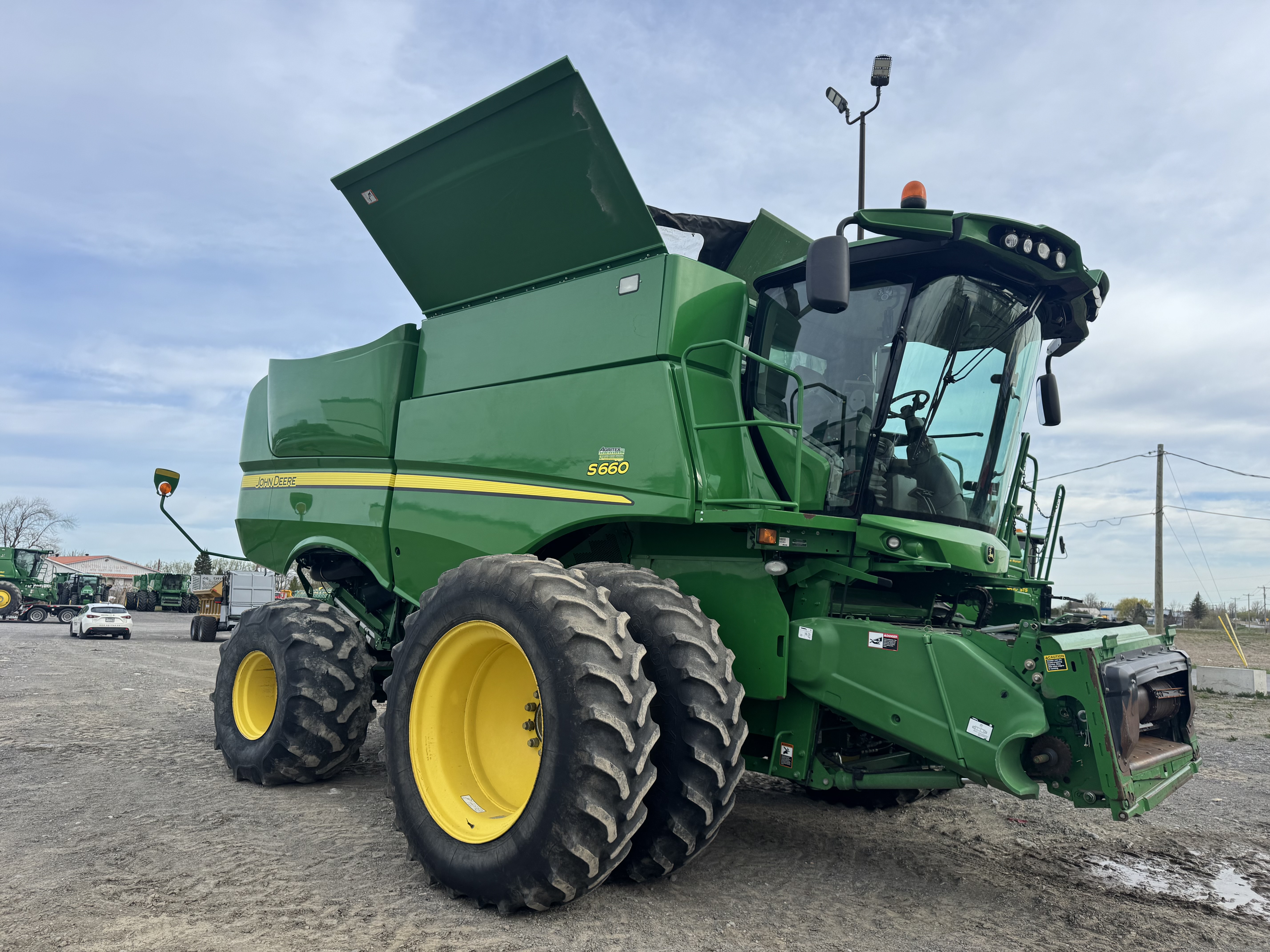 John Deere S660 