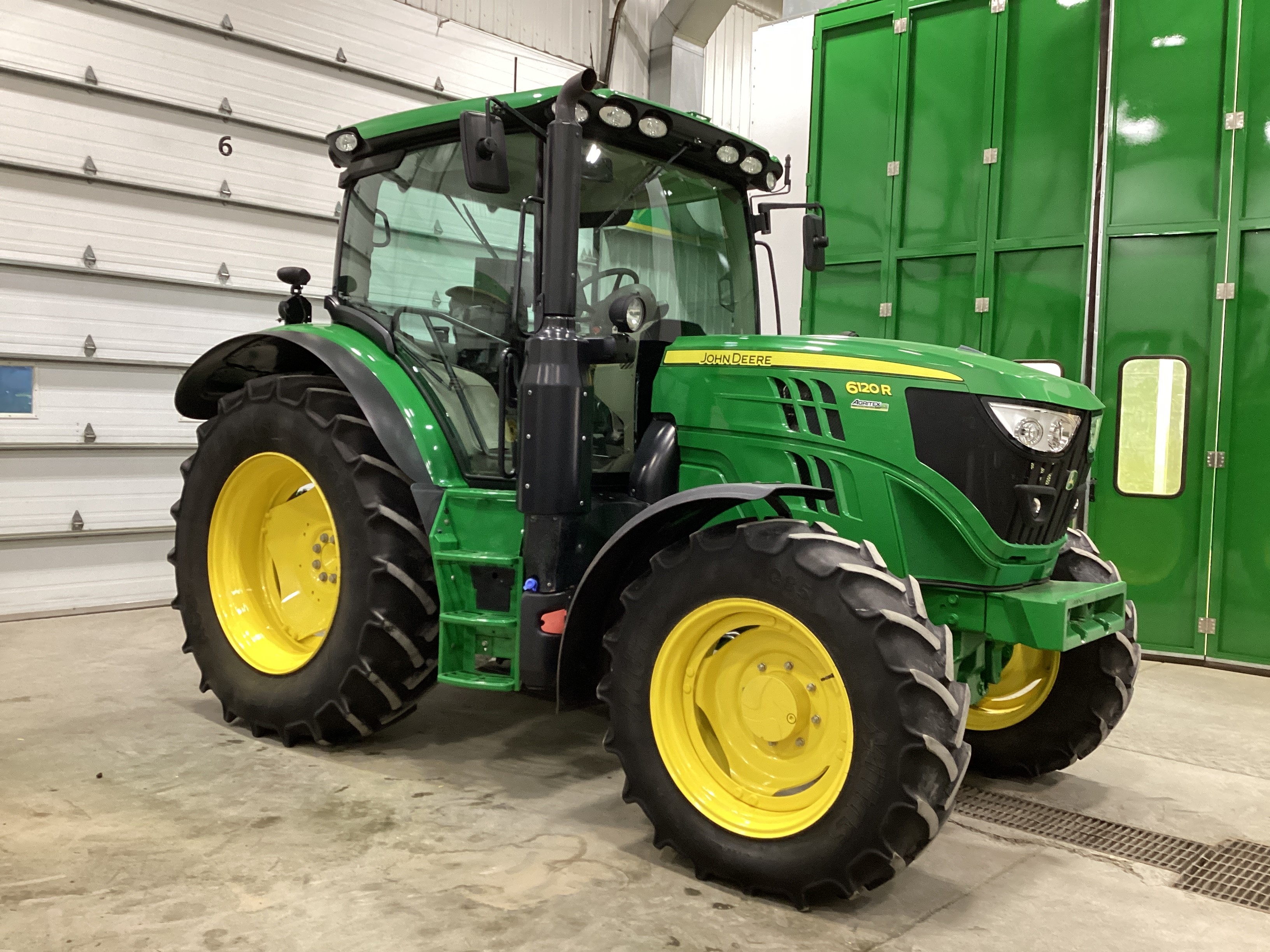 John Deere 6120R 