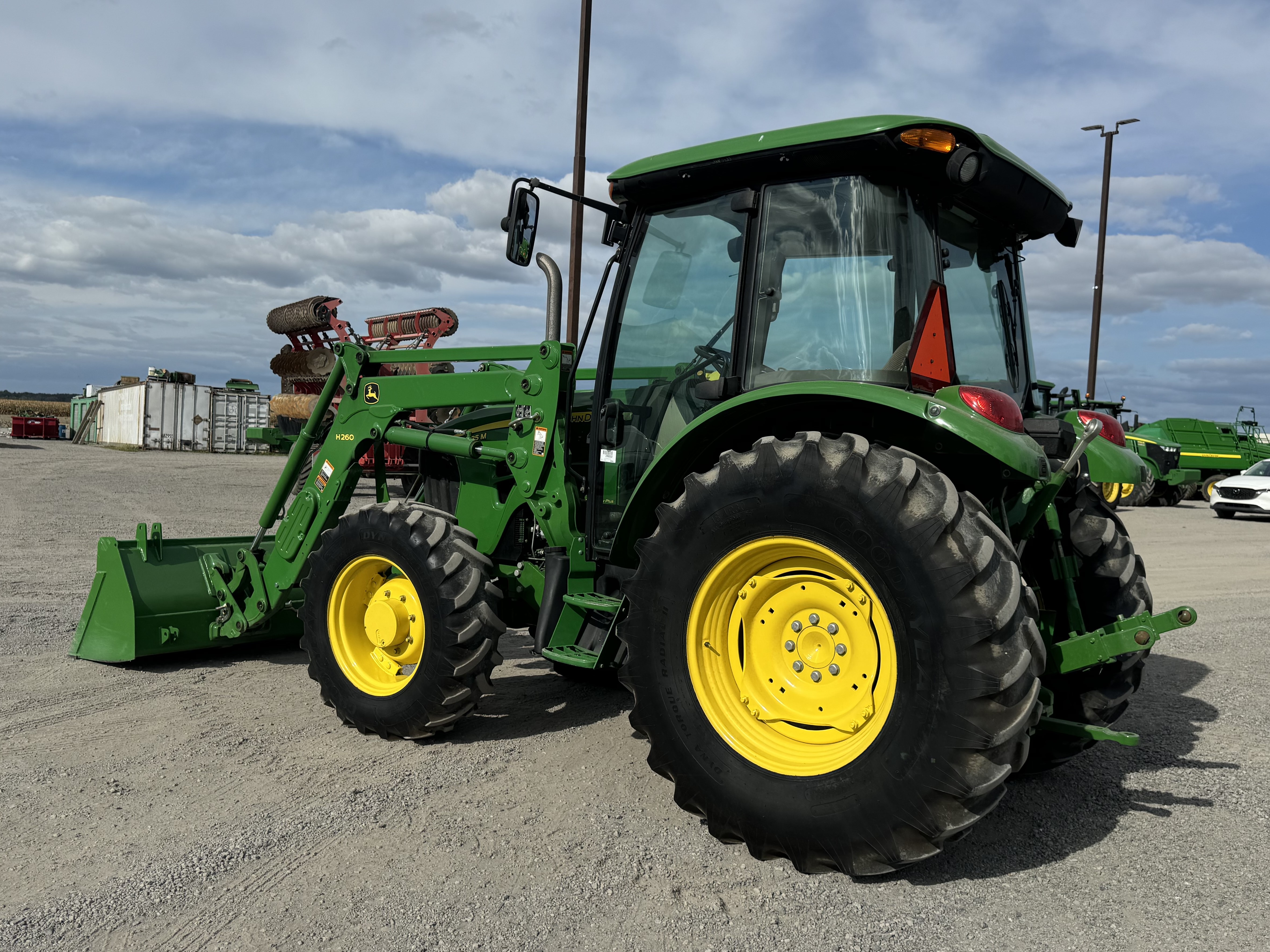 John Deere 5085M 