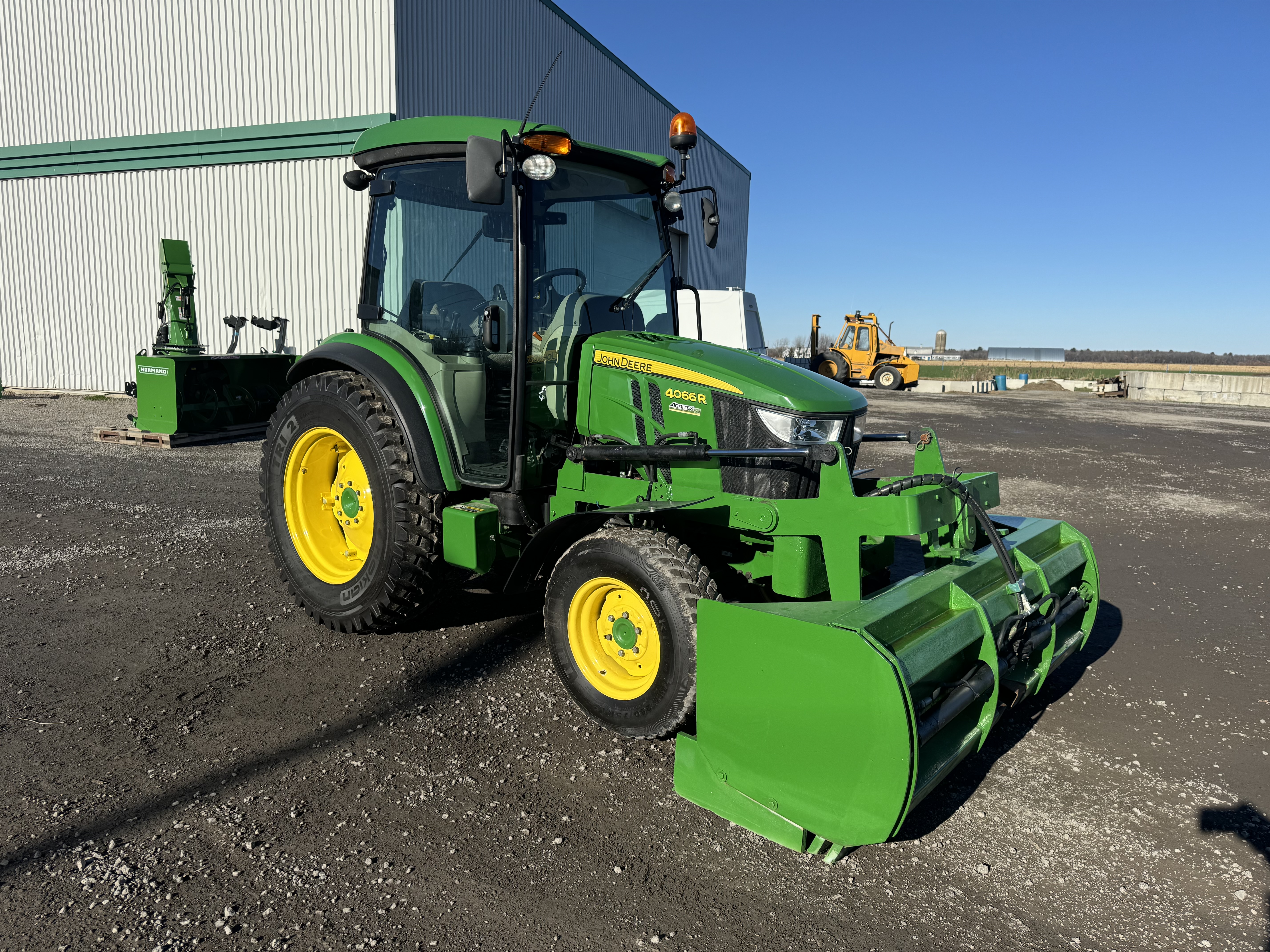 John Deere 4066R GRATTE NOKIAN    