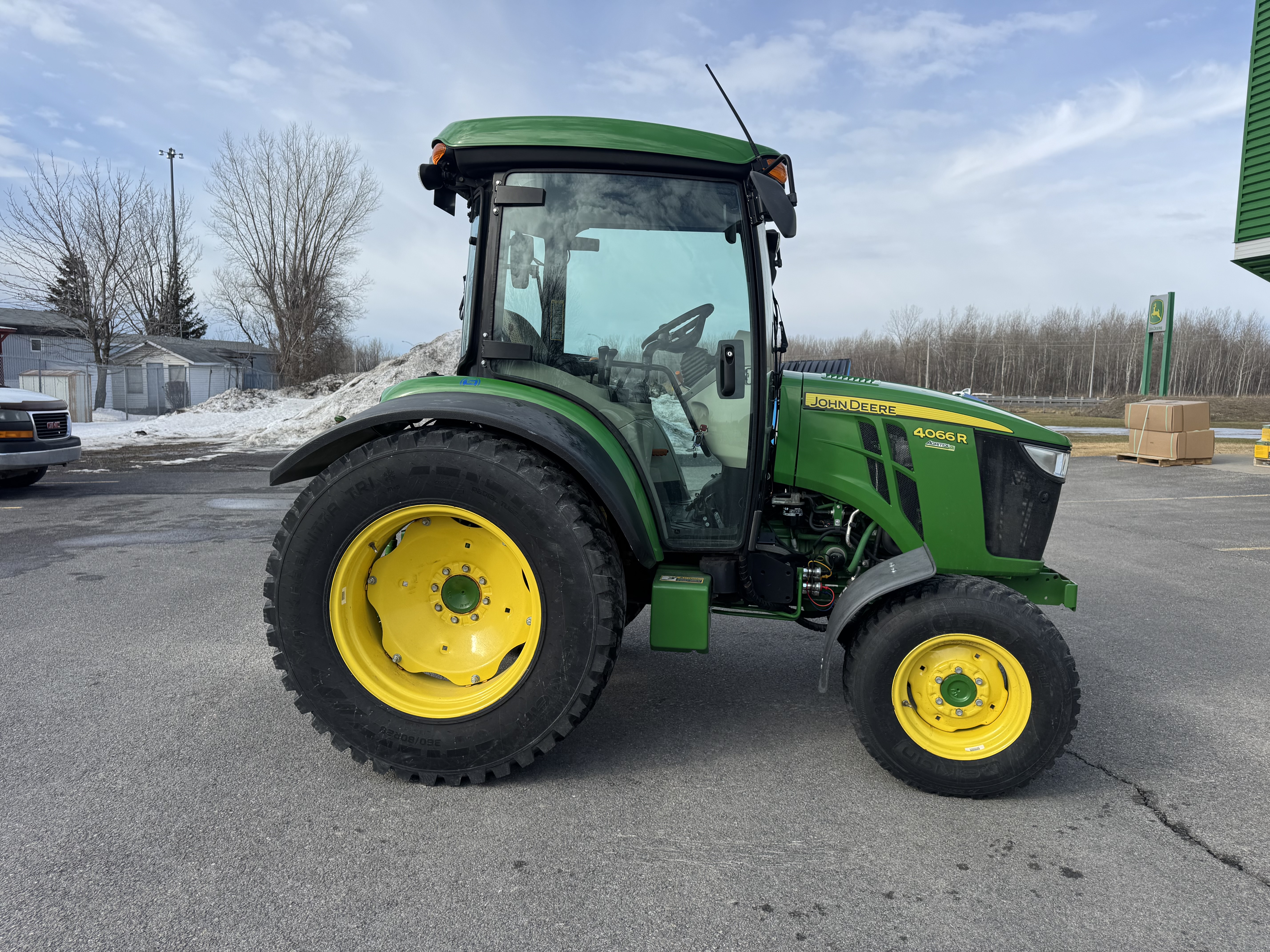John Deere 4066R GRATTE NOKIAN    