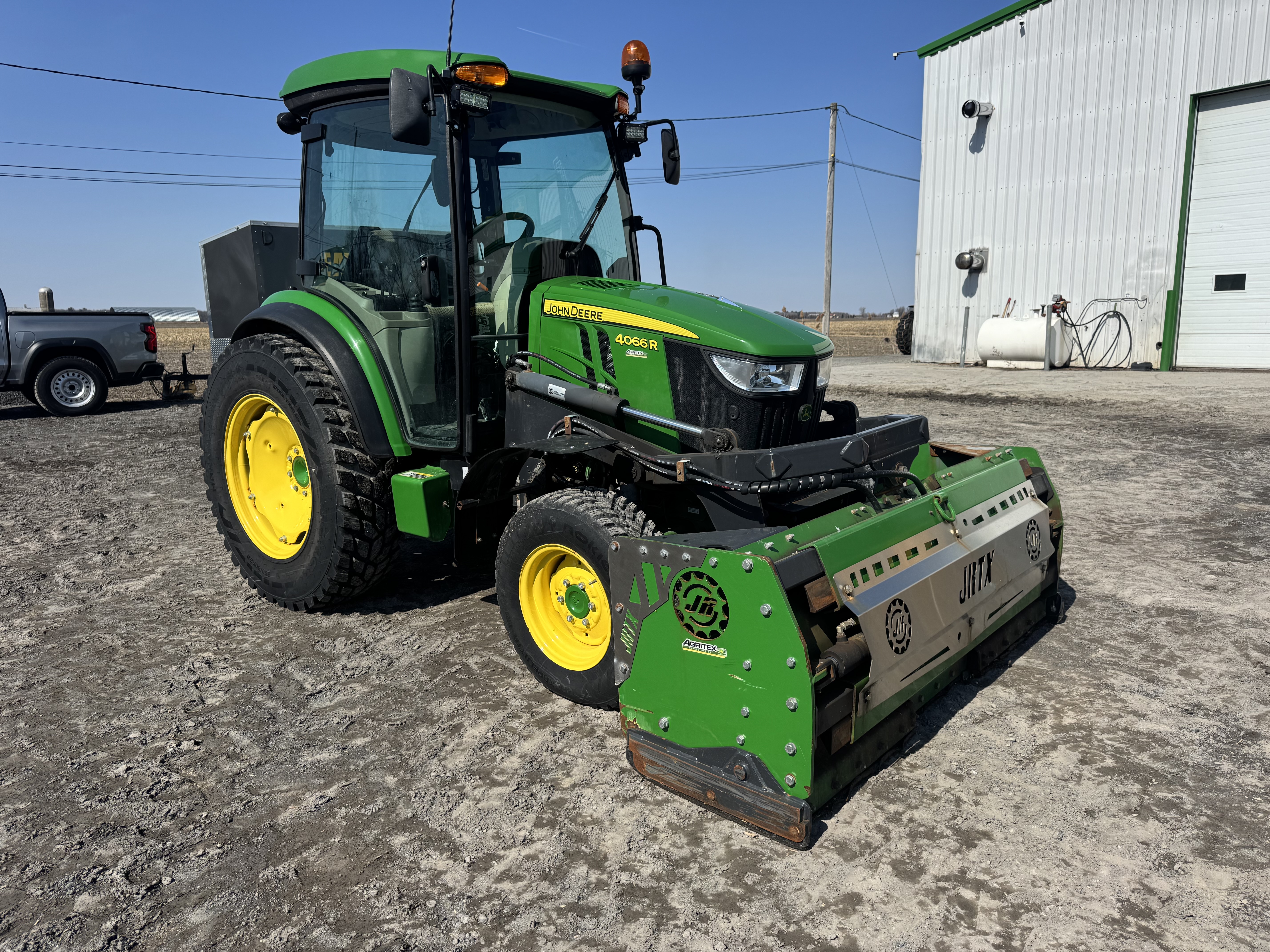 John Deere 4066R GRATTE NOKIAN    