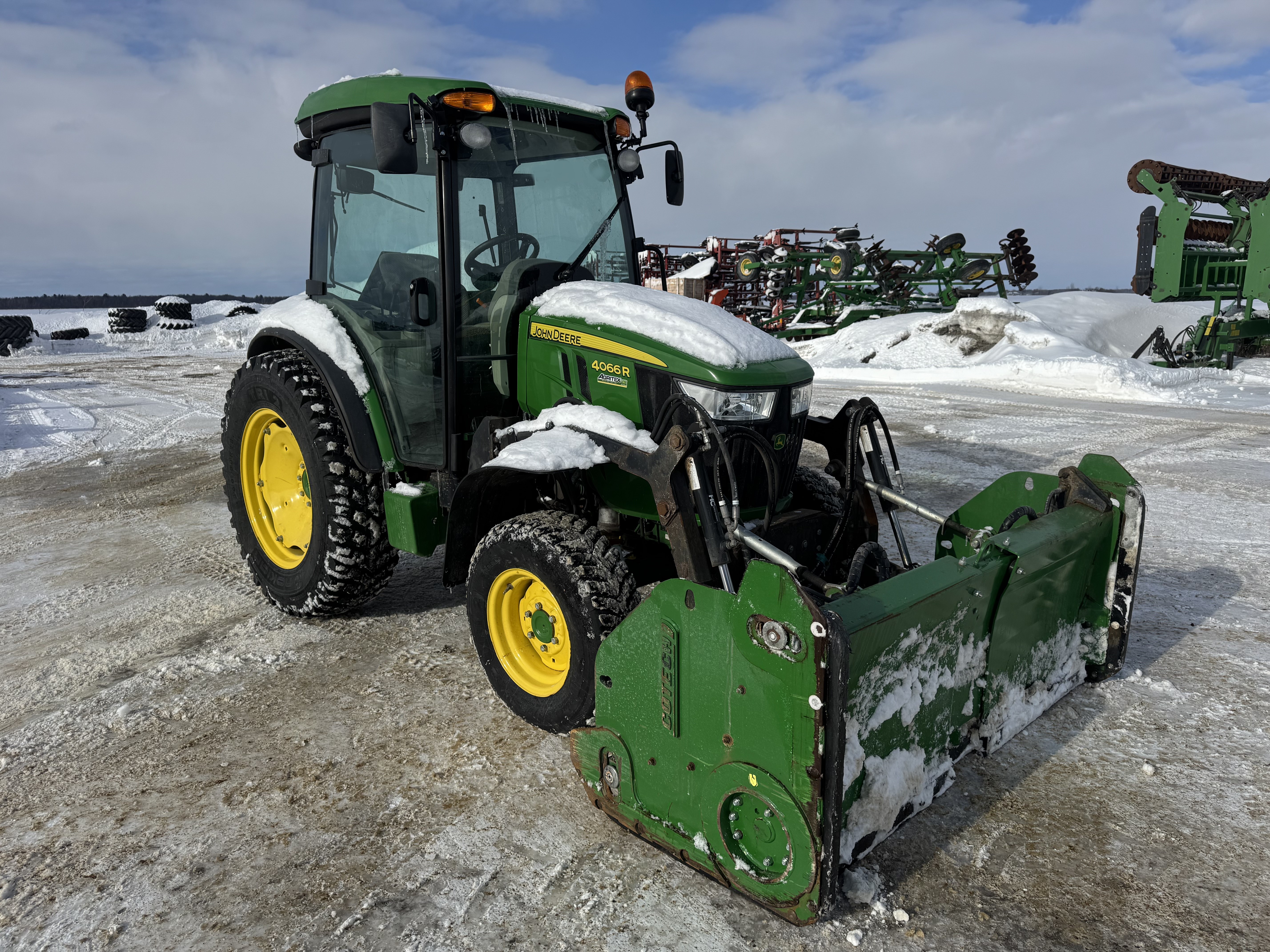 John Deere 4066R GRATTE NOKIAN    