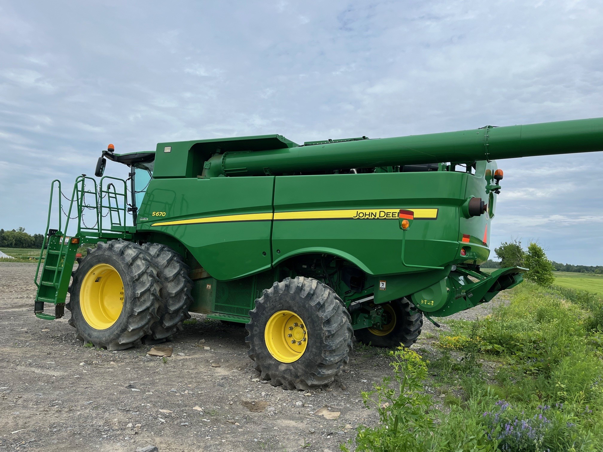 John Deere S670
