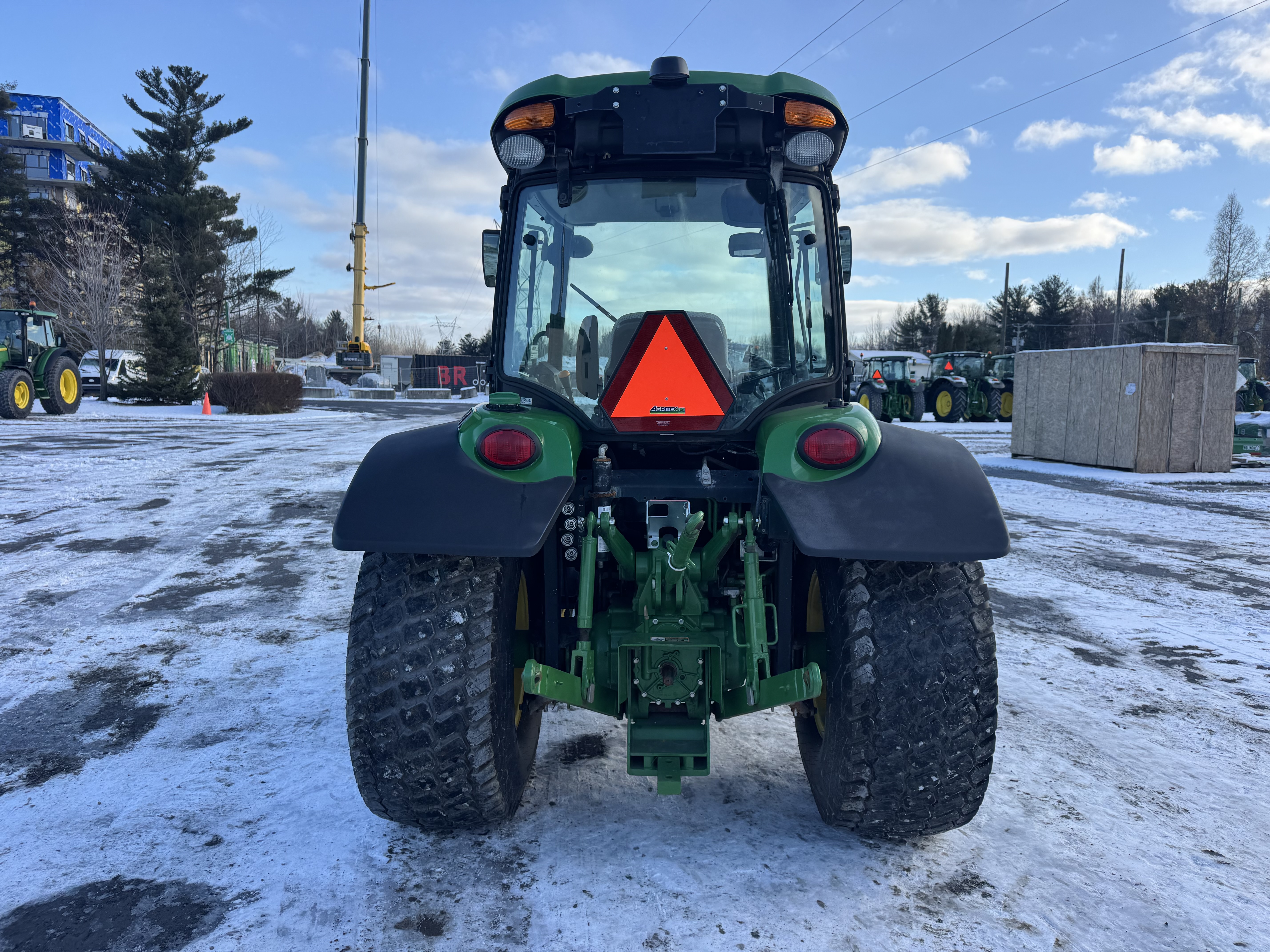 John Deere 4066R TURF GRATTE 
