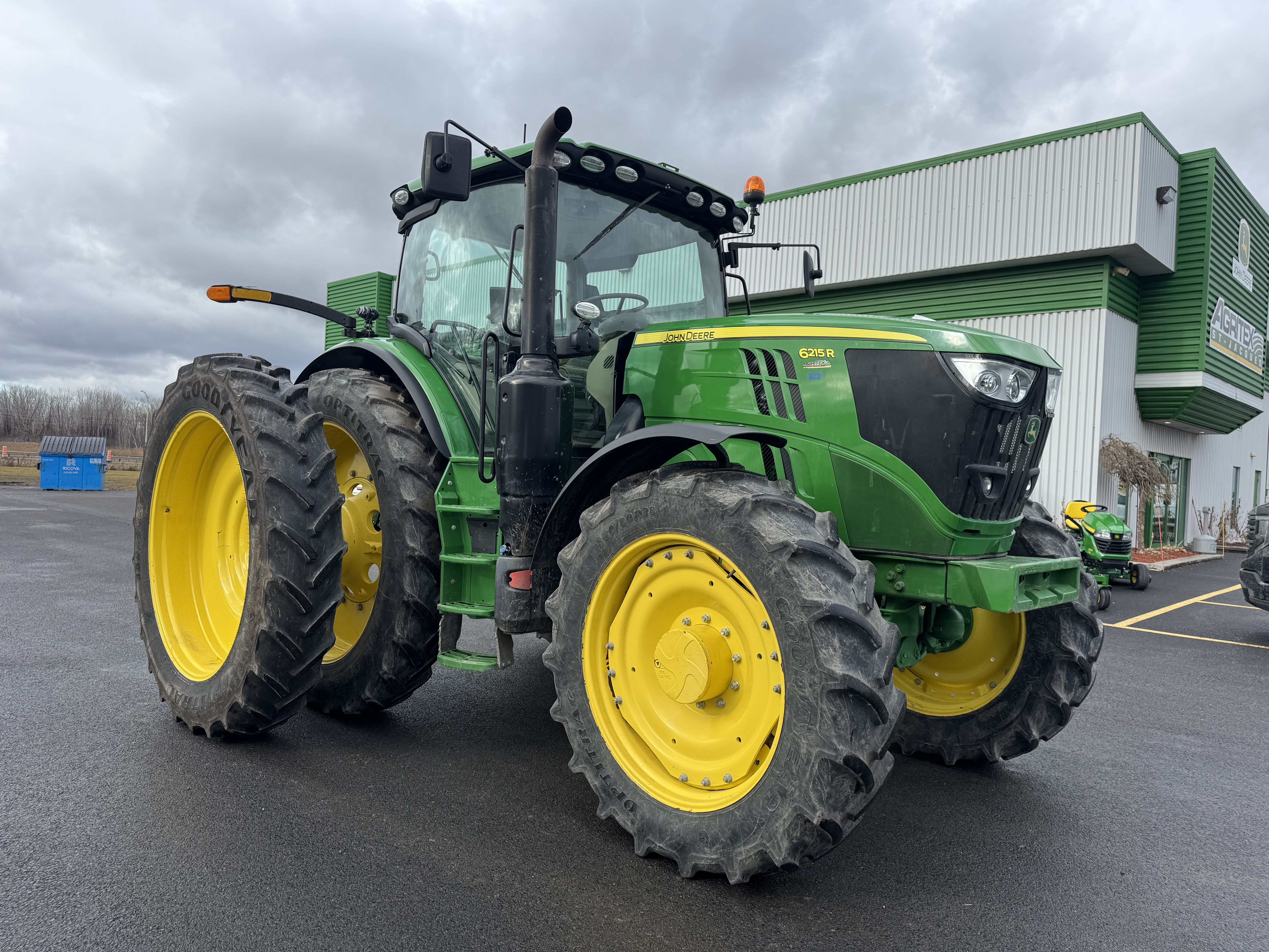 John Deere 6215R 
