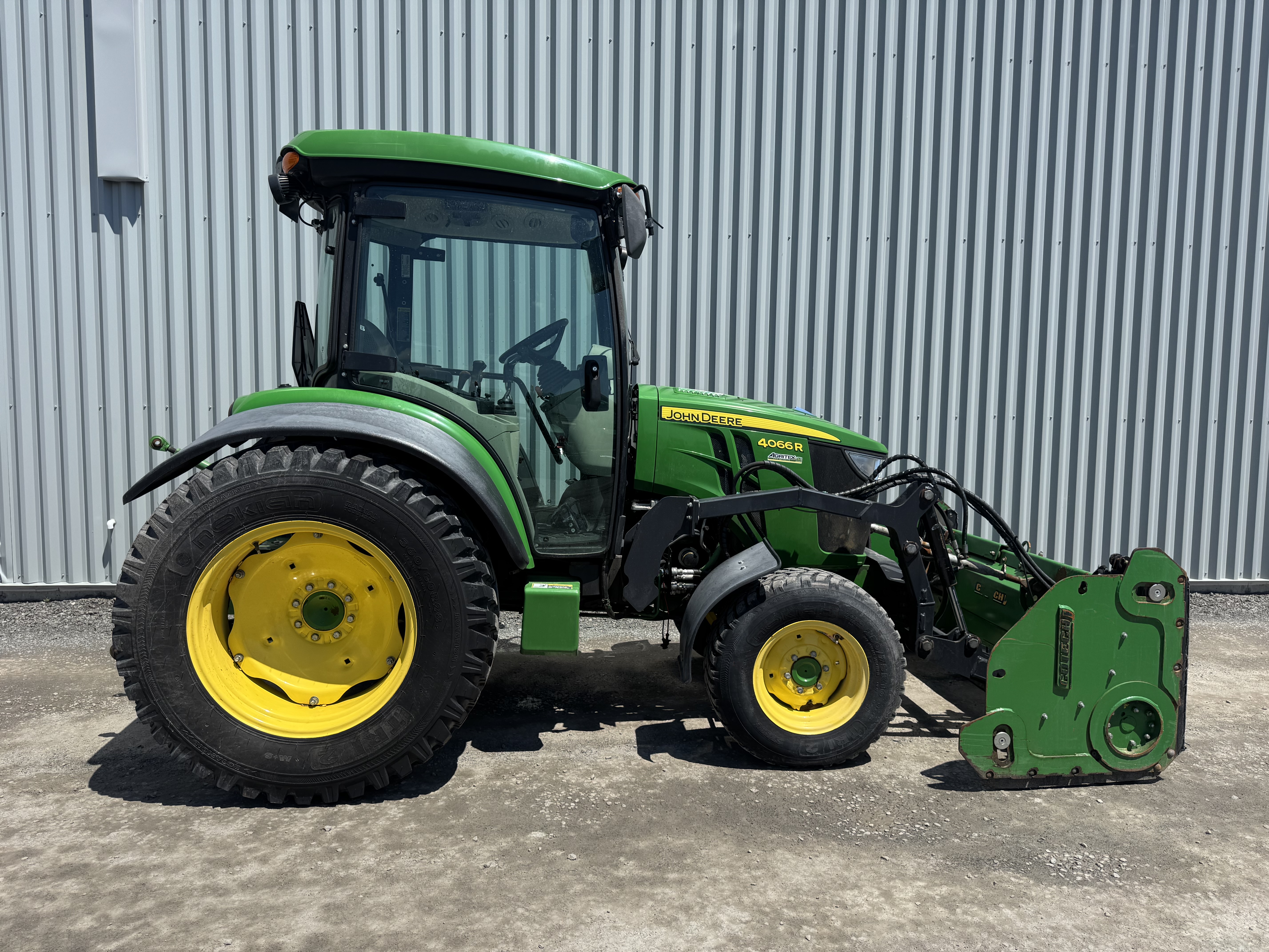 John Deere 4066R GRATTE NOKIAN    