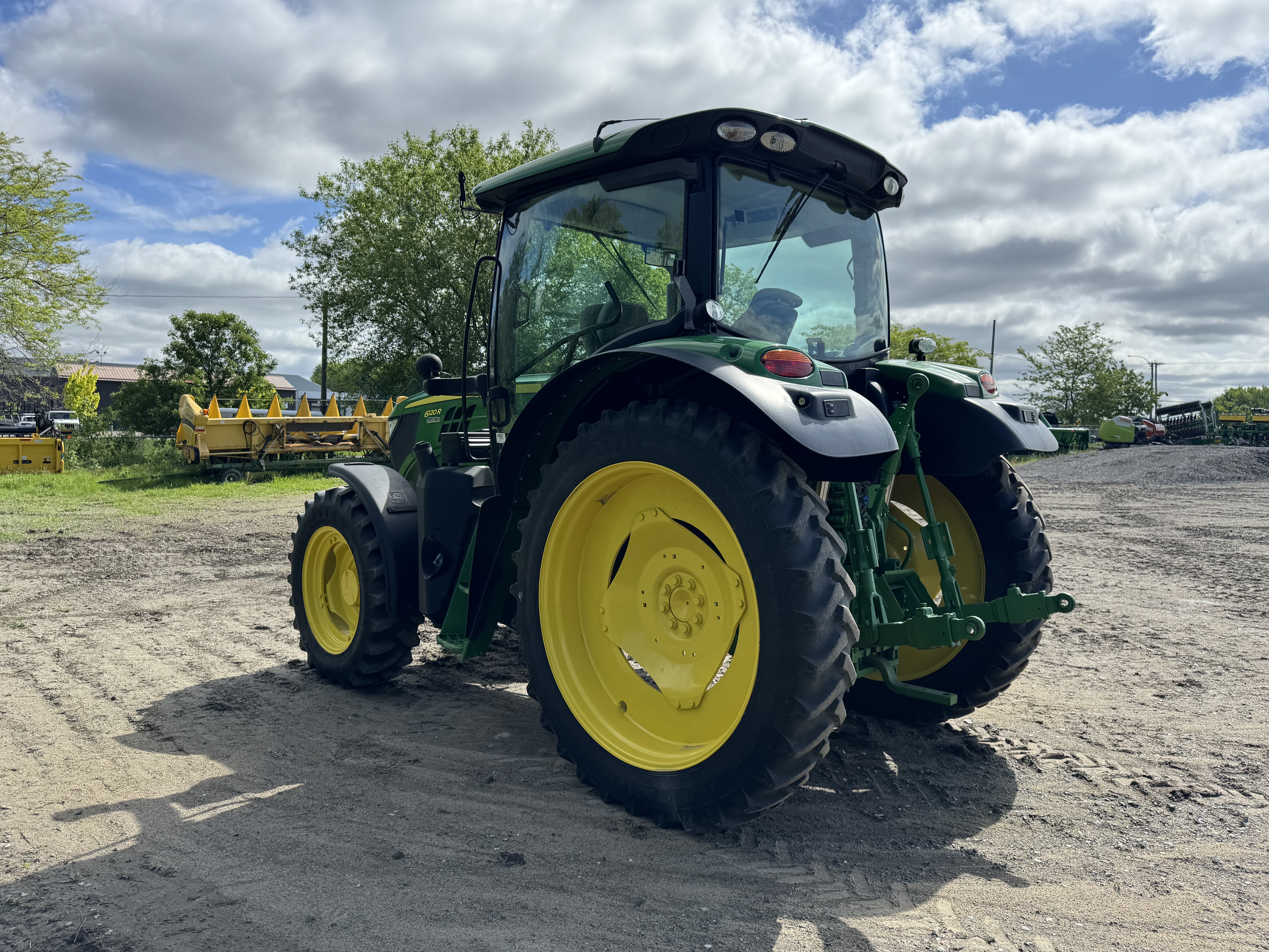 John Deere 6120R  