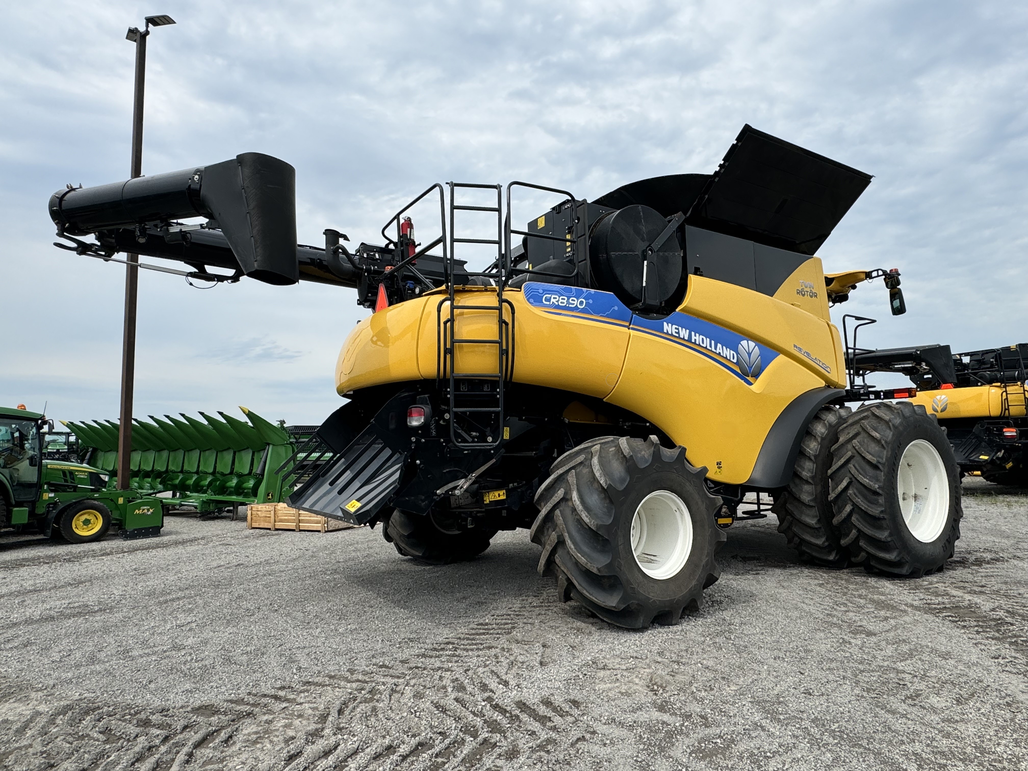 New Holland CR8.90