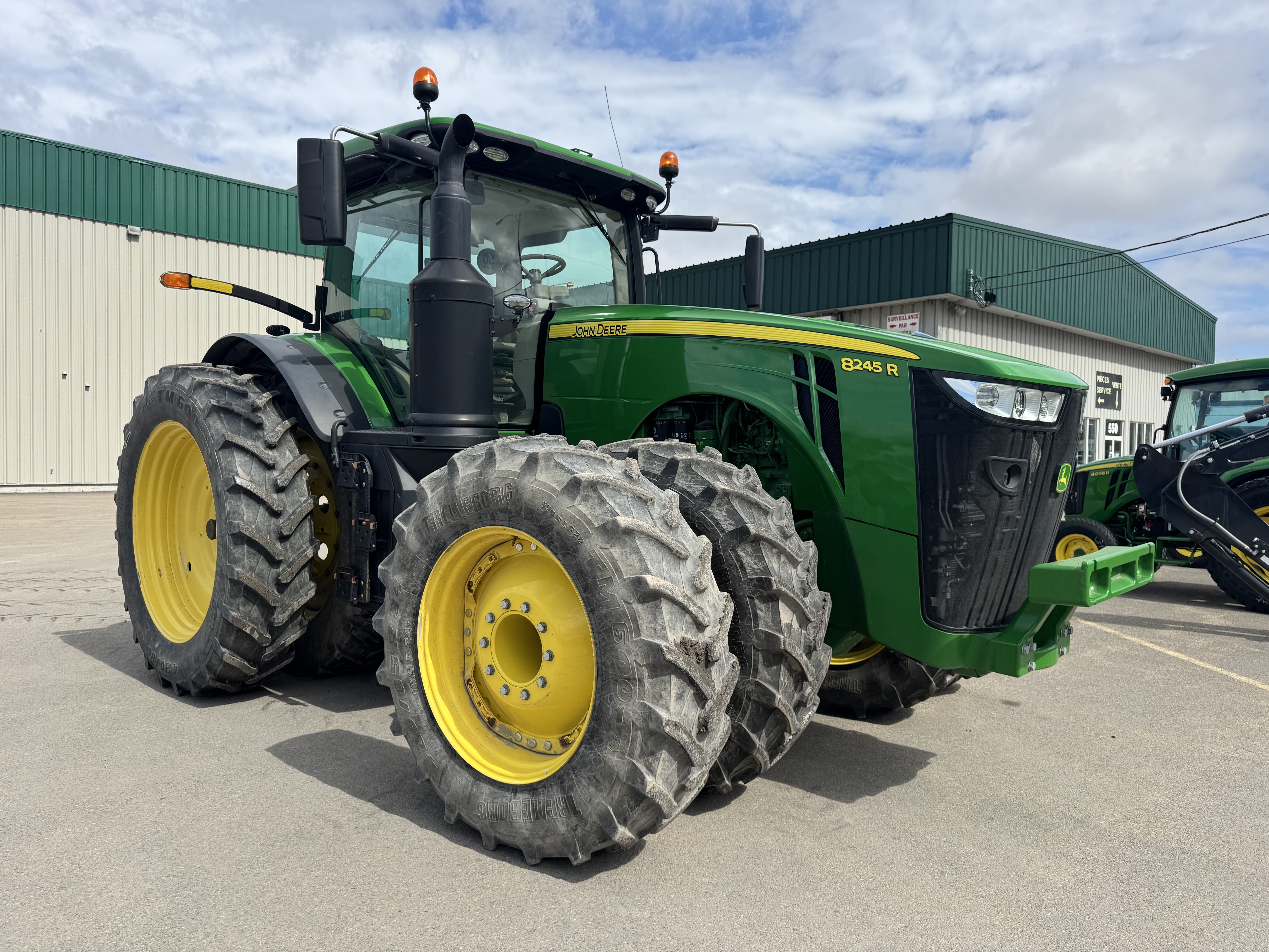 John Deere 8245R 