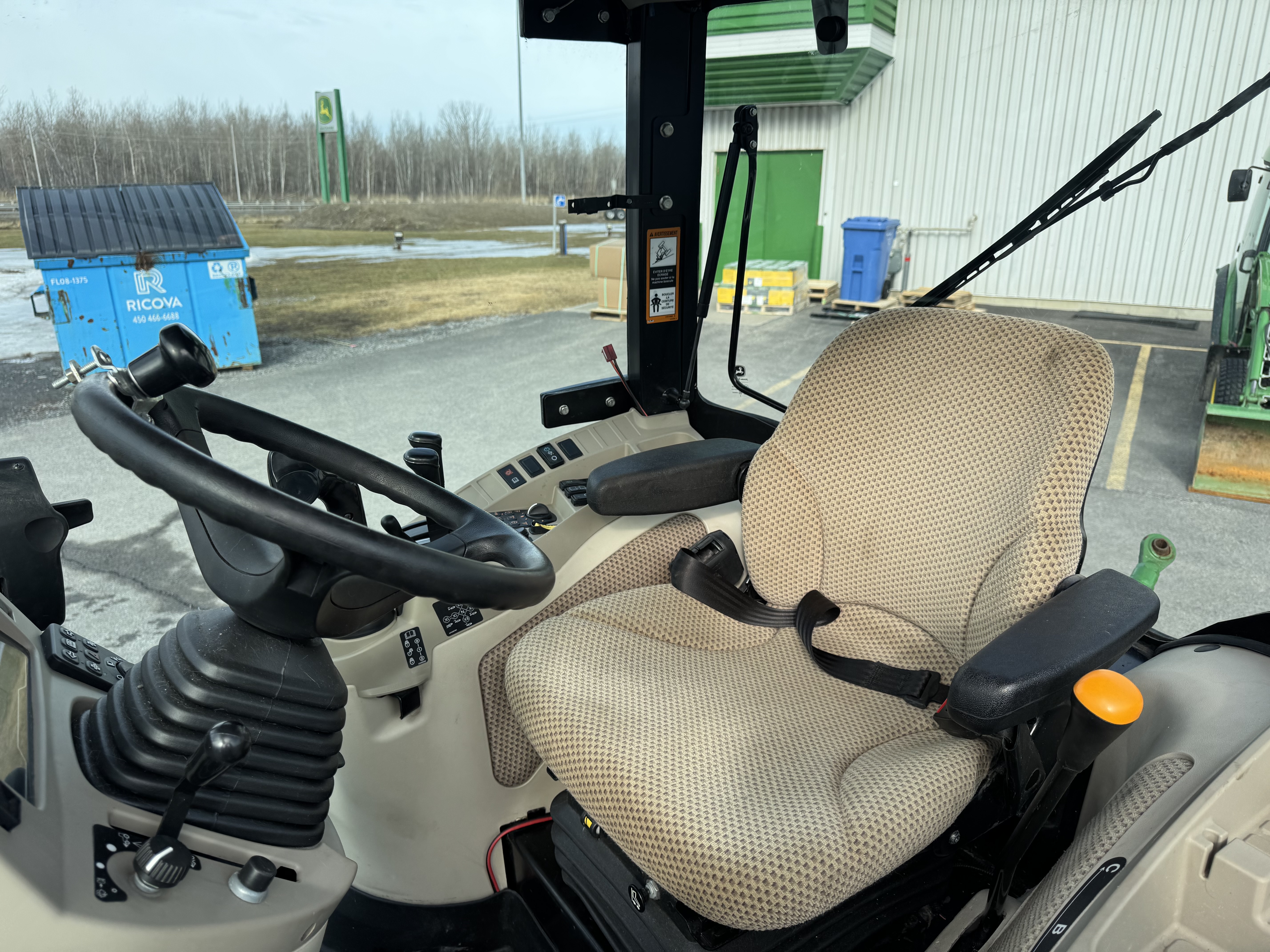 John Deere 4066R GRATTE NOKIAN    