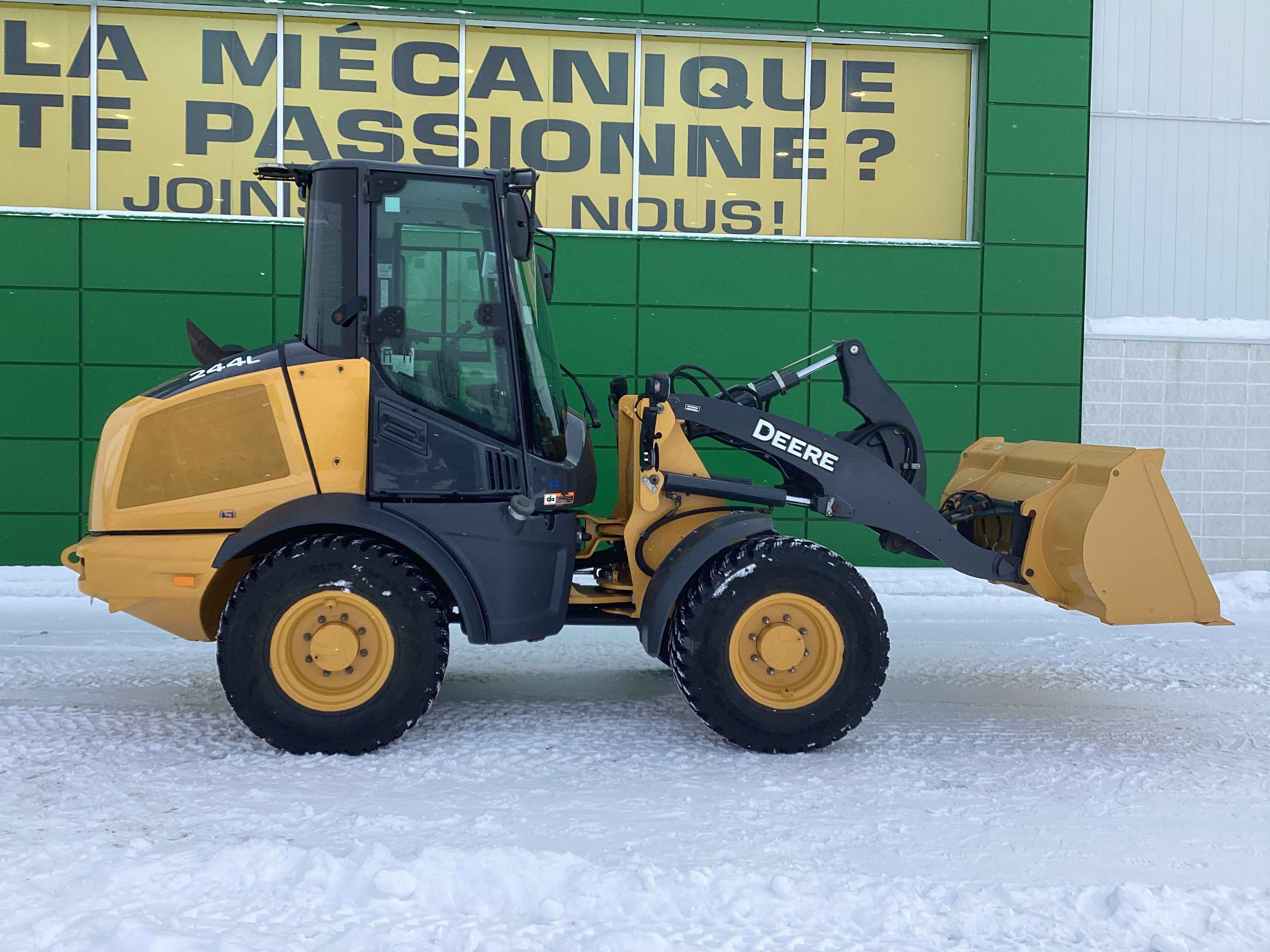 John Deere 244L