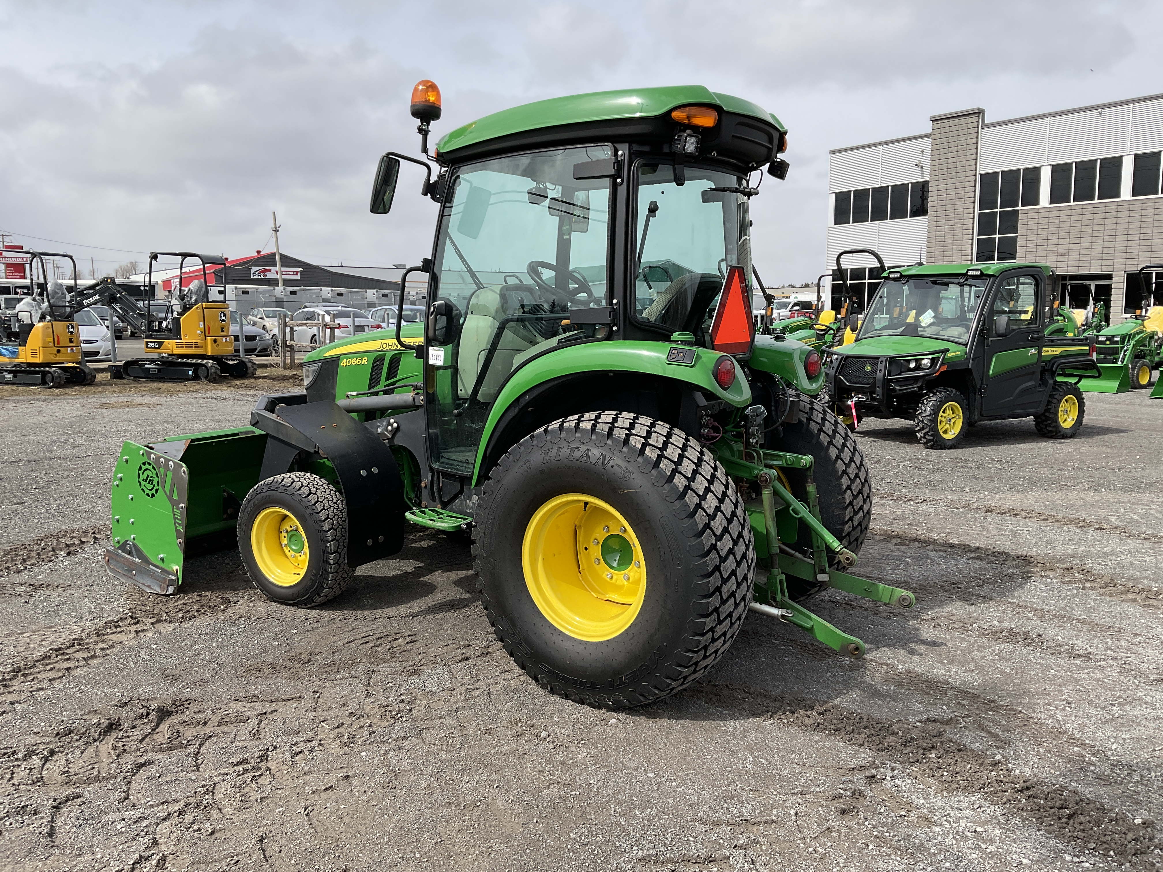 John Deere 4066R GRATTE TURF   