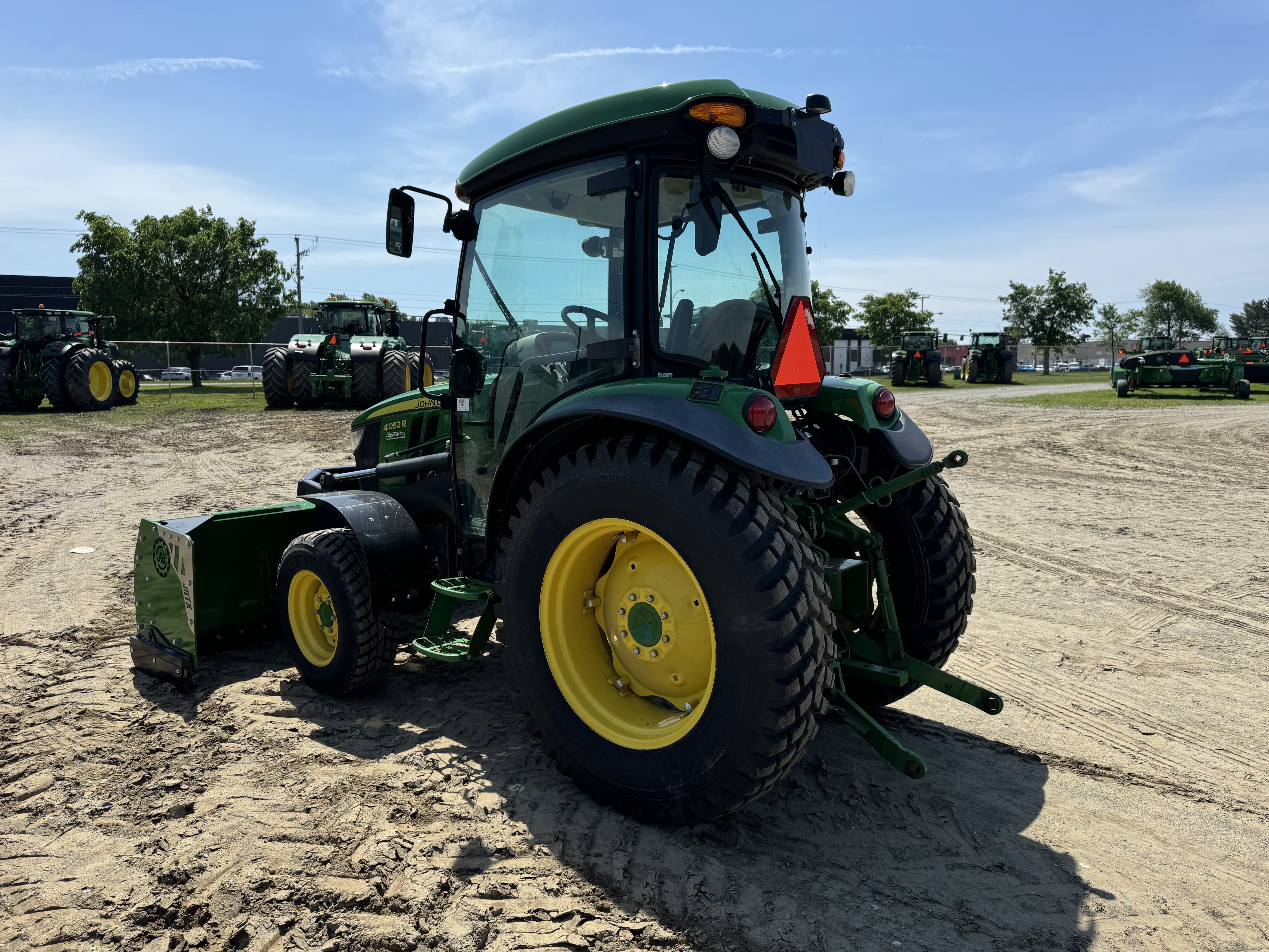 John Deere 4052R GRATTE NOKIAN 