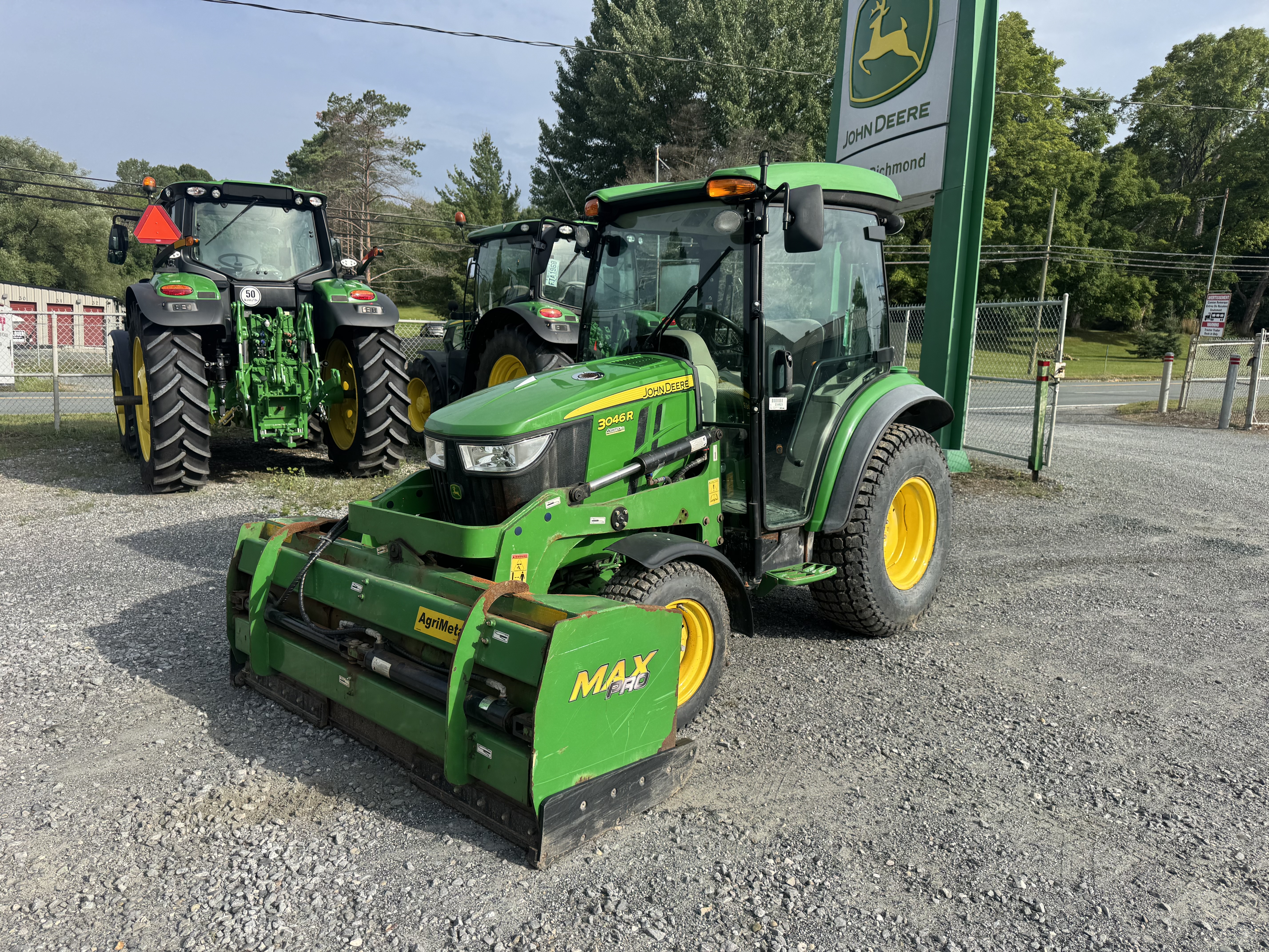 John Deere 3046R GRATTE