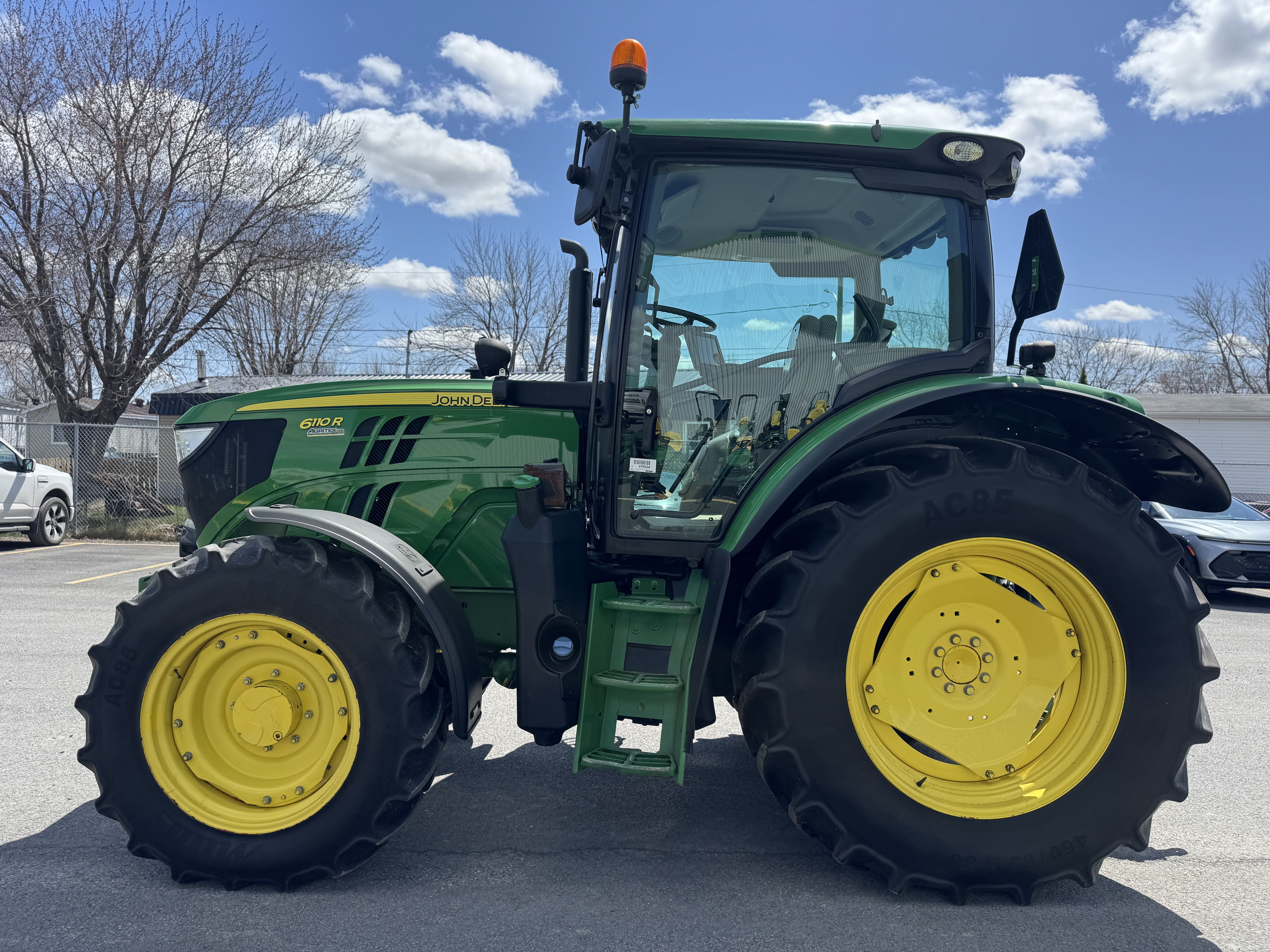 John Deere 6110R 